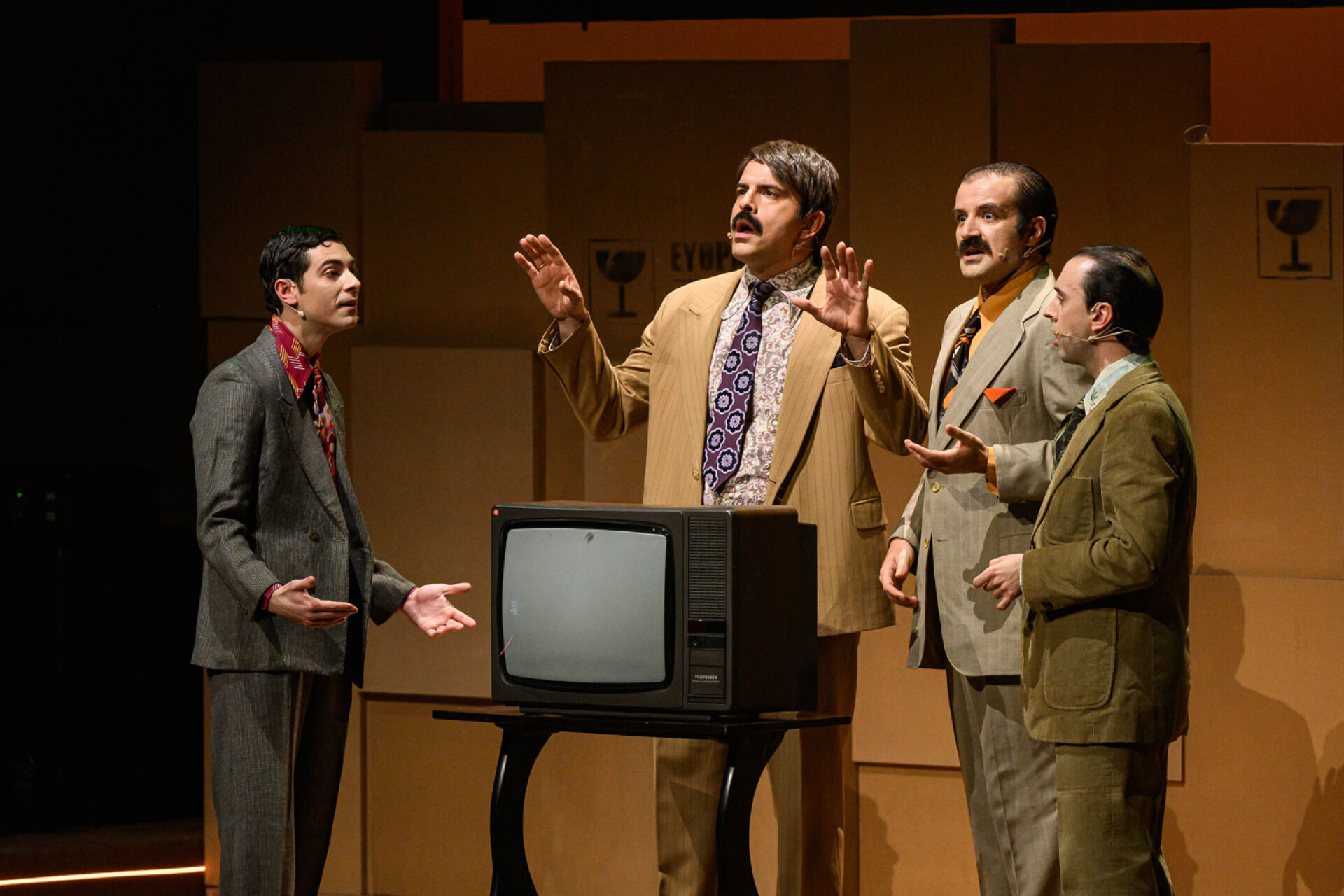 Οι ηθοποιοί της παράστασης στον ρόλο των αδερφών και ιδρυτών του Ομίλου Fourlis