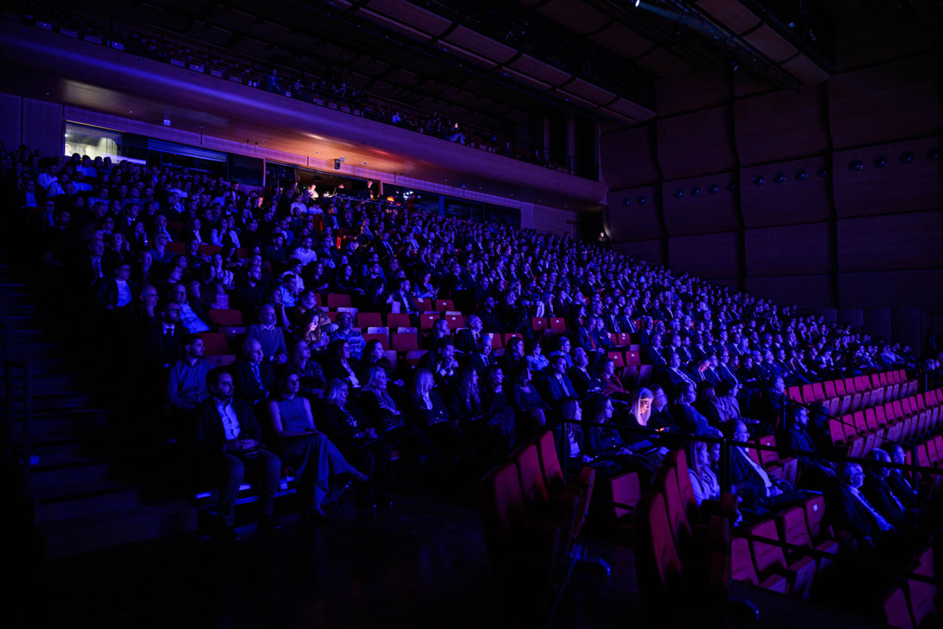 Το γεμάτο αμφιθέατρο του Ελληνικού Κόσμου