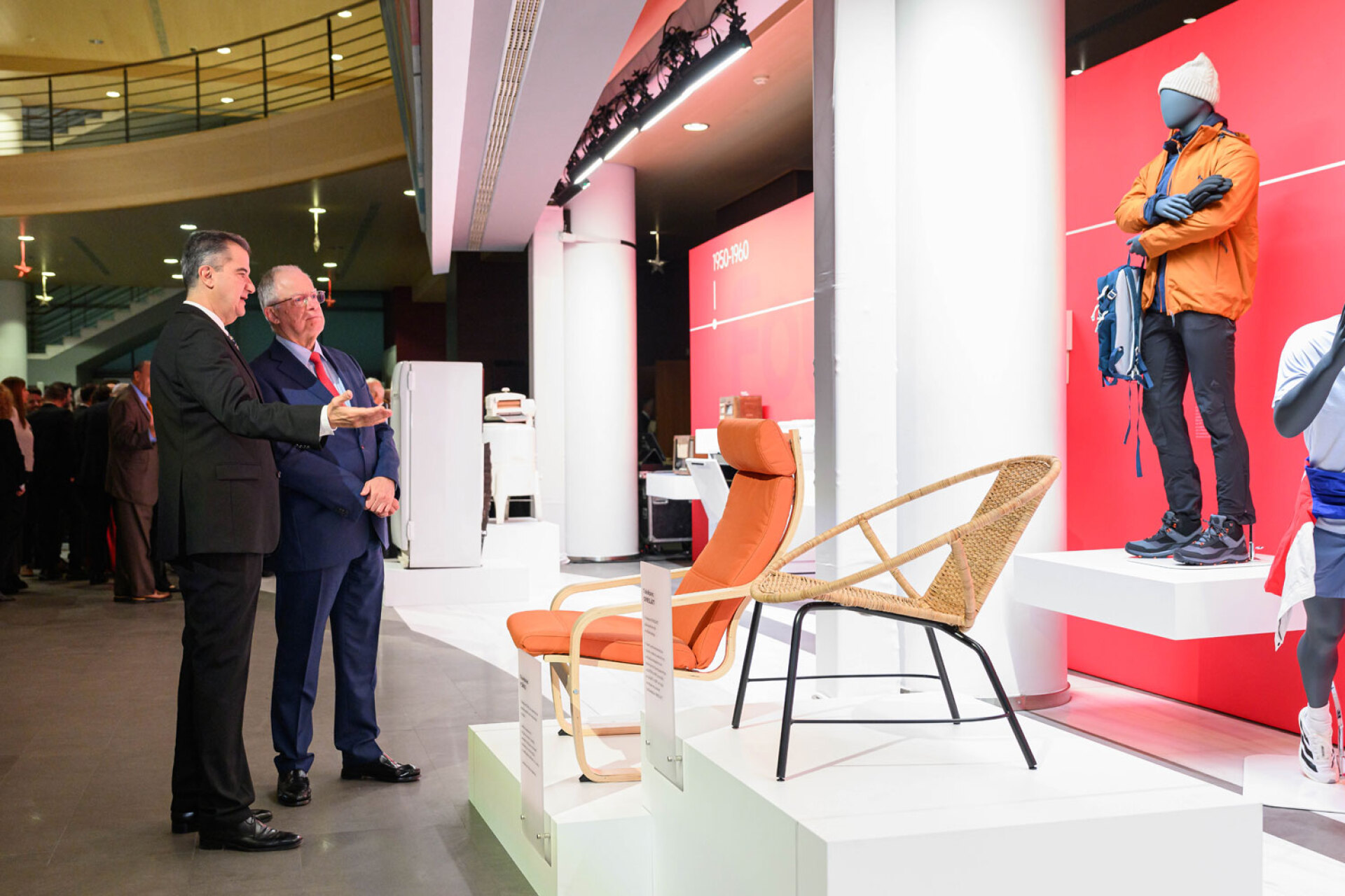 Ο Πρόεδρος του Ομίλου Fourlis, Βασίλης Φουρλής, ξεναγεί τον Πρόεδρο της Δημοκρατίας, Κωνσταντίνο Τασούλα, στην έκθεση με προϊόντα «σταθμούς» του Ομίλου