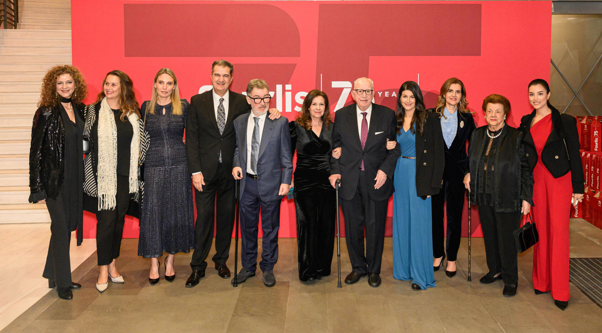 Από τα αριστερά: Η Δάφνη Φουρλή, η Μαριέλλα Φουρλή, η Αναστασία Φουρλή, ο Βασίλης Φουρλής, ο Παύλος Φουρλής, η Βίκυ Σιδέρη, ο Στέλιος Φουρλής, η Μυρτώ Μαθιού, η Λήδα Φουρλή, η Θάλεια Φουρλή και η Θάλεια Μαθιού