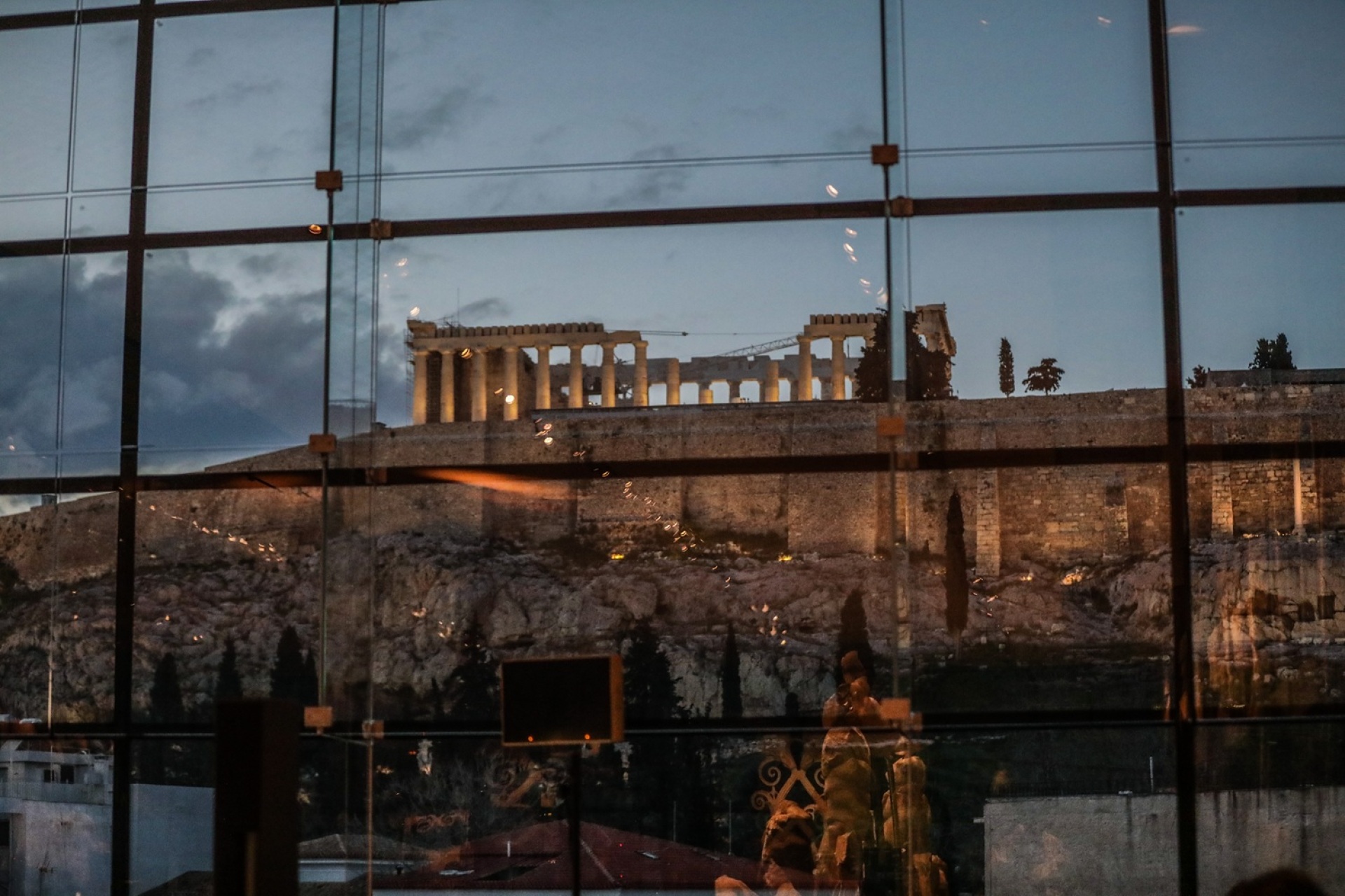 Η θέα του Παρθενώνα μέσα από την αίθουσα του Παρθενώνα στο Μουσείο της Ακρόπολης