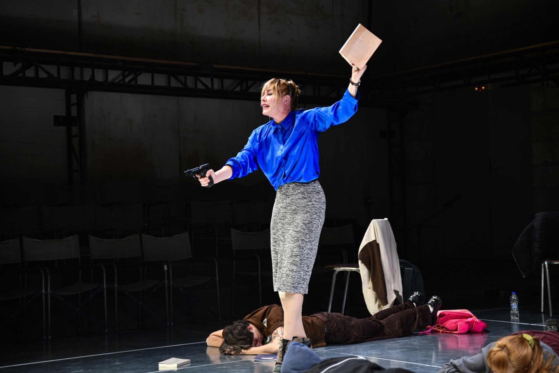 Η μέρα της φούστας, Δίπυλον