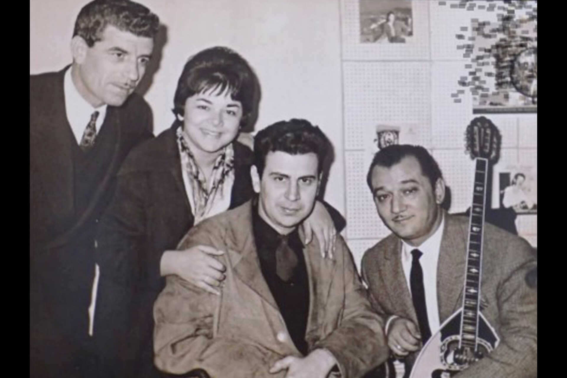 Από αριστερά: Γρηγόρης Μπιθικώτσης, Μαίρη Λίντα, Μίκης Θεοδωράκης, Μανώλης Χιώτης