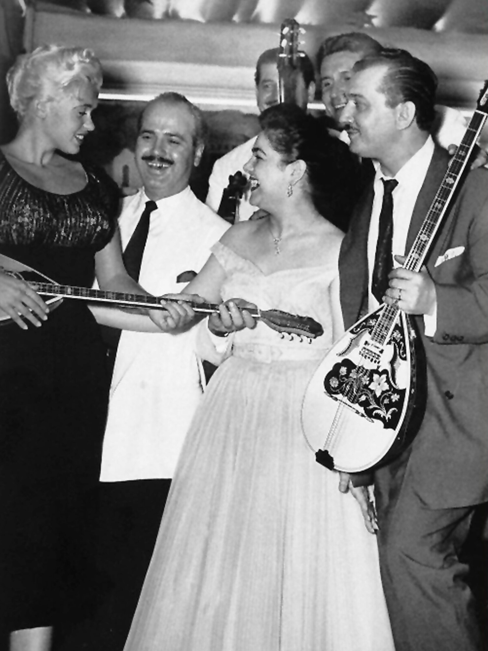 Η Αμερικανίδα ηθοποιός Τζέιν Μάνσφιλντ κρατά το μπουζούκι του Δημήτρη Ευσταθίου. Δίπλα η Μαίρη Λίντα  και ο Μανώλης Χιώτης