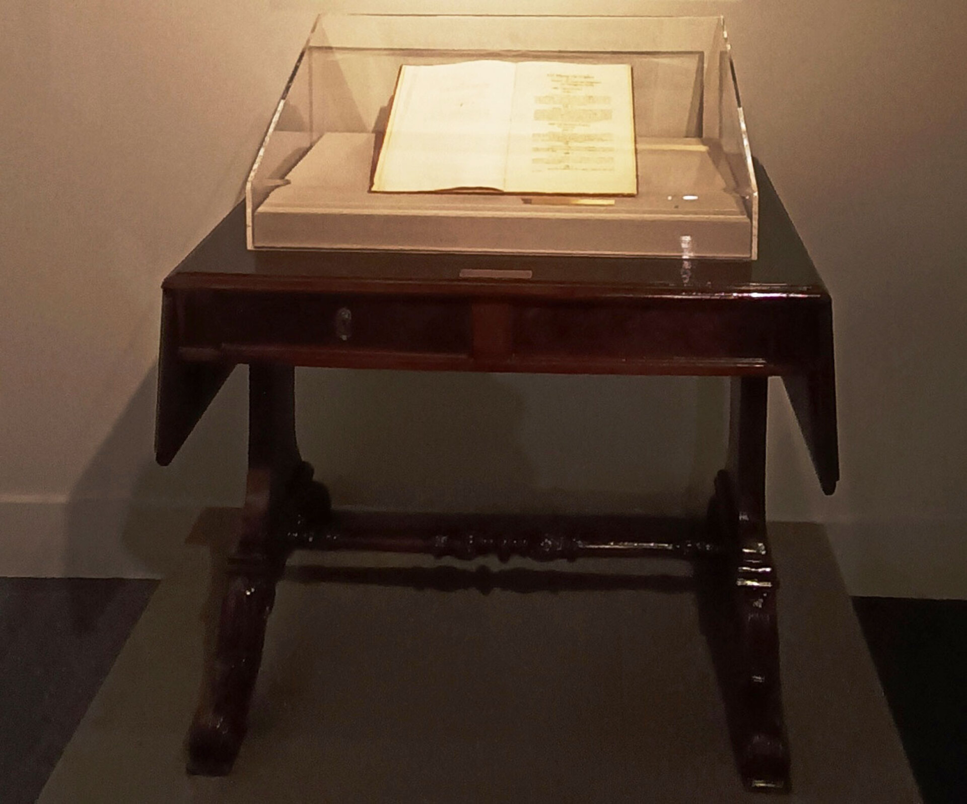 Το τραπέζι του υπασπιστηρίου των Ανακτόρων, όπου ο Όθωνας υπέγραψε το Σύνταγμα της Ελλάδος στις 3 Σεπτεμβρίου 1843