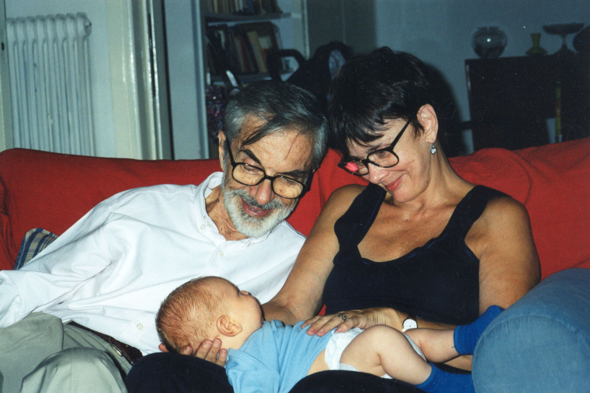 Ξένια Καλογεροπούλου και Κωστής Σκαλιόρας με το πρώτο τους εγγόνι