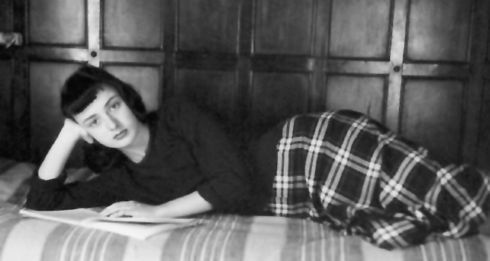 Ξένια Καλογεροπούλου, 1953 | 17 ετών σε μια υπέροχη φωτογραφία από τον φακό του Ρούσσου Κούνδουρου