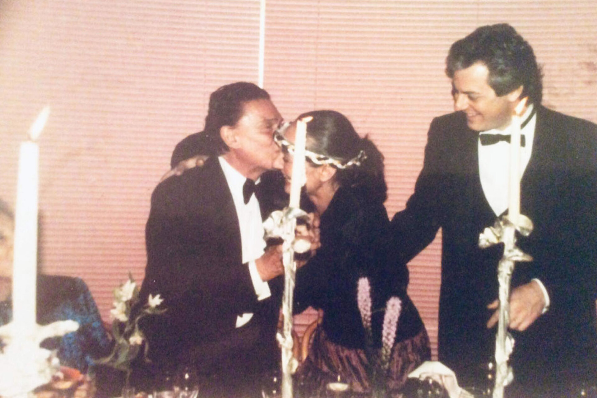 Από αριστερά: Ο Αλέξανδρος Ιόλας κουμπάρος στον γάμο της Μάρα Καρέτσου και του Κιθ Γκριν