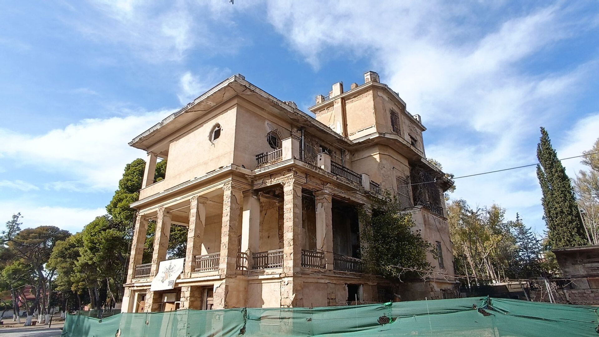 Η έπαυλη των ΦΙΞ μέσα στο πάρκο ΦΙΞ, Ηράκλειο Αττικής