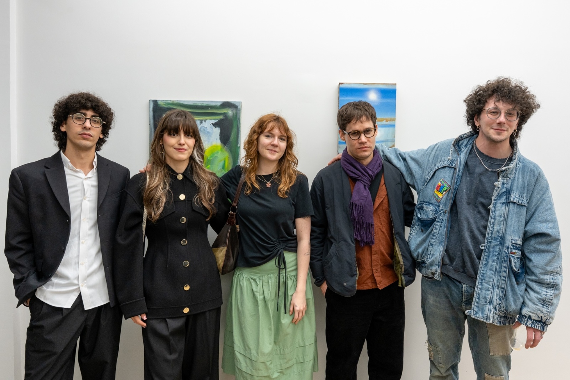 Οι καλλιτέχνες της έκθεσης UNSACRED TERRAINS με τον γκαλερίστα Ηλία Τσιόφα