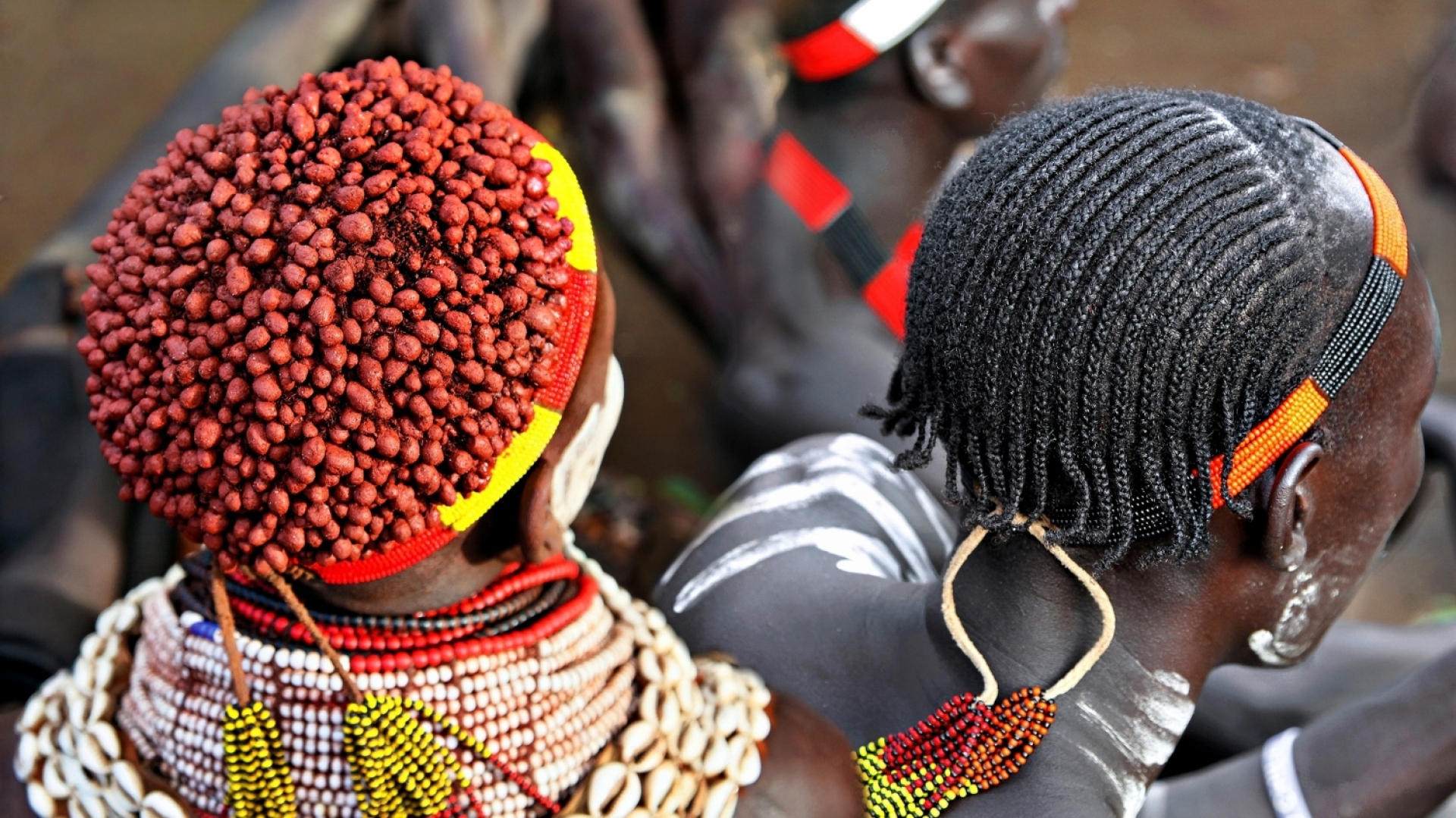 Τα μαλλιά των γυναικών είναι πλήρως καλυμμένα με μείγμα λίπους και κόκκινης ώχρας. 