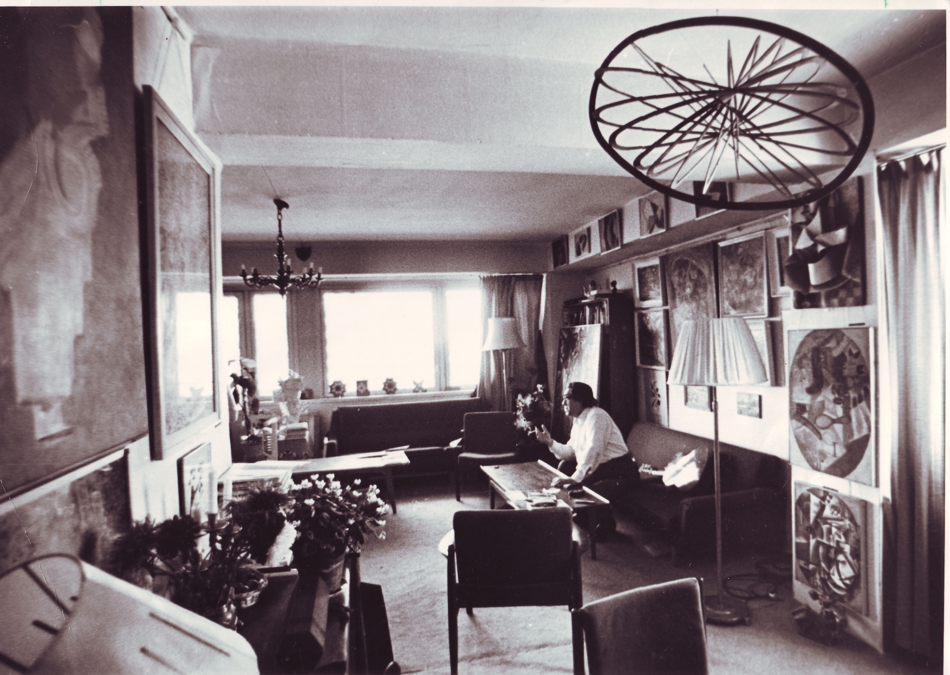 Ο συλλέκτης Γιώργος Κωστάκης στο διαμέρισμά του στην λεωφόρο Βερνάτσκι. Φωτογράφος: Igor Palmin. Μόσχα, μέσα δεκαετίας 1970.