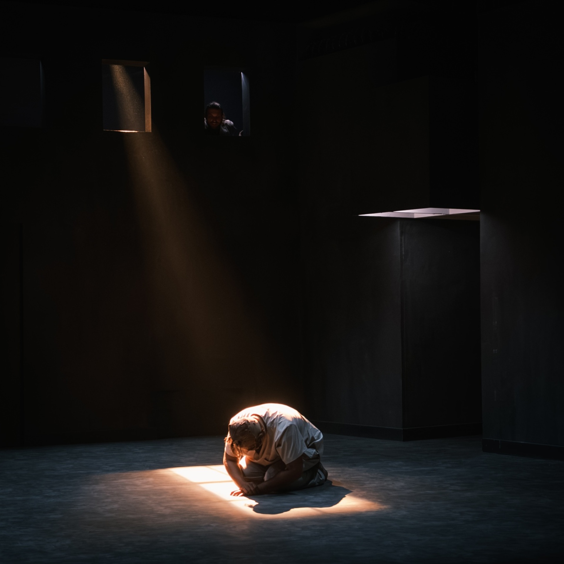 «Η τελευταία έξοδος- Ρίτα Χέιγουορθ», Άνεσις