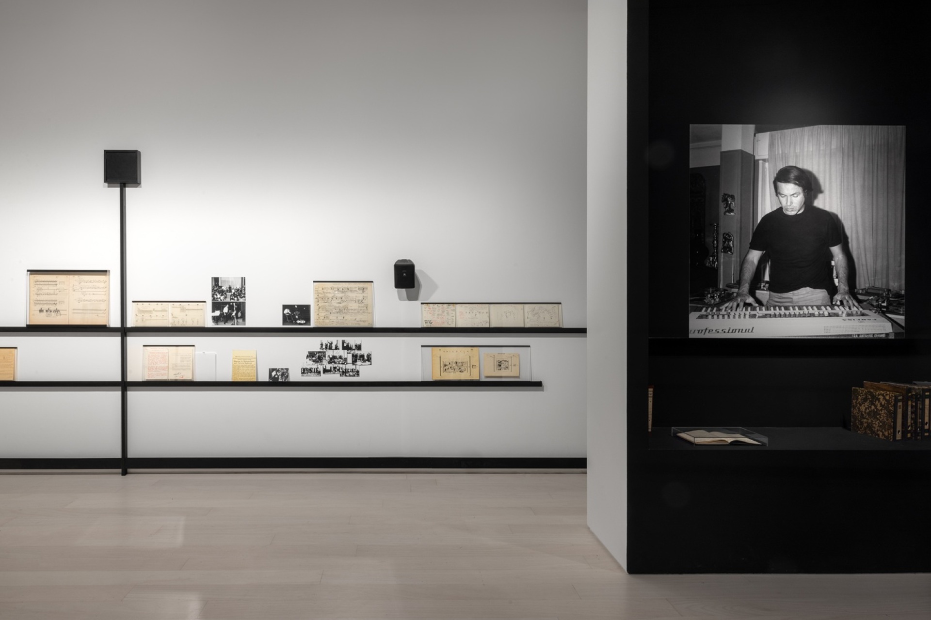 Άποψη της εγκατάστασης της έκθεσης κατά την τελική προετοιμασία. Φωτογραφία: Πάρις Ταβιτιάν