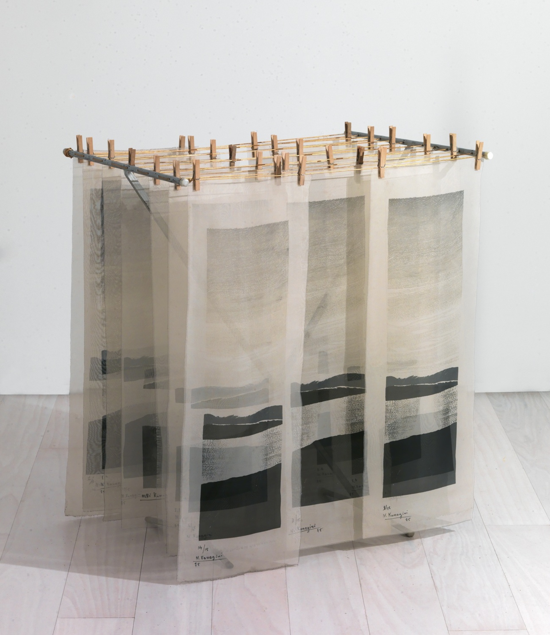 Νίκη Καραγκίνη, «Εν οίκω»