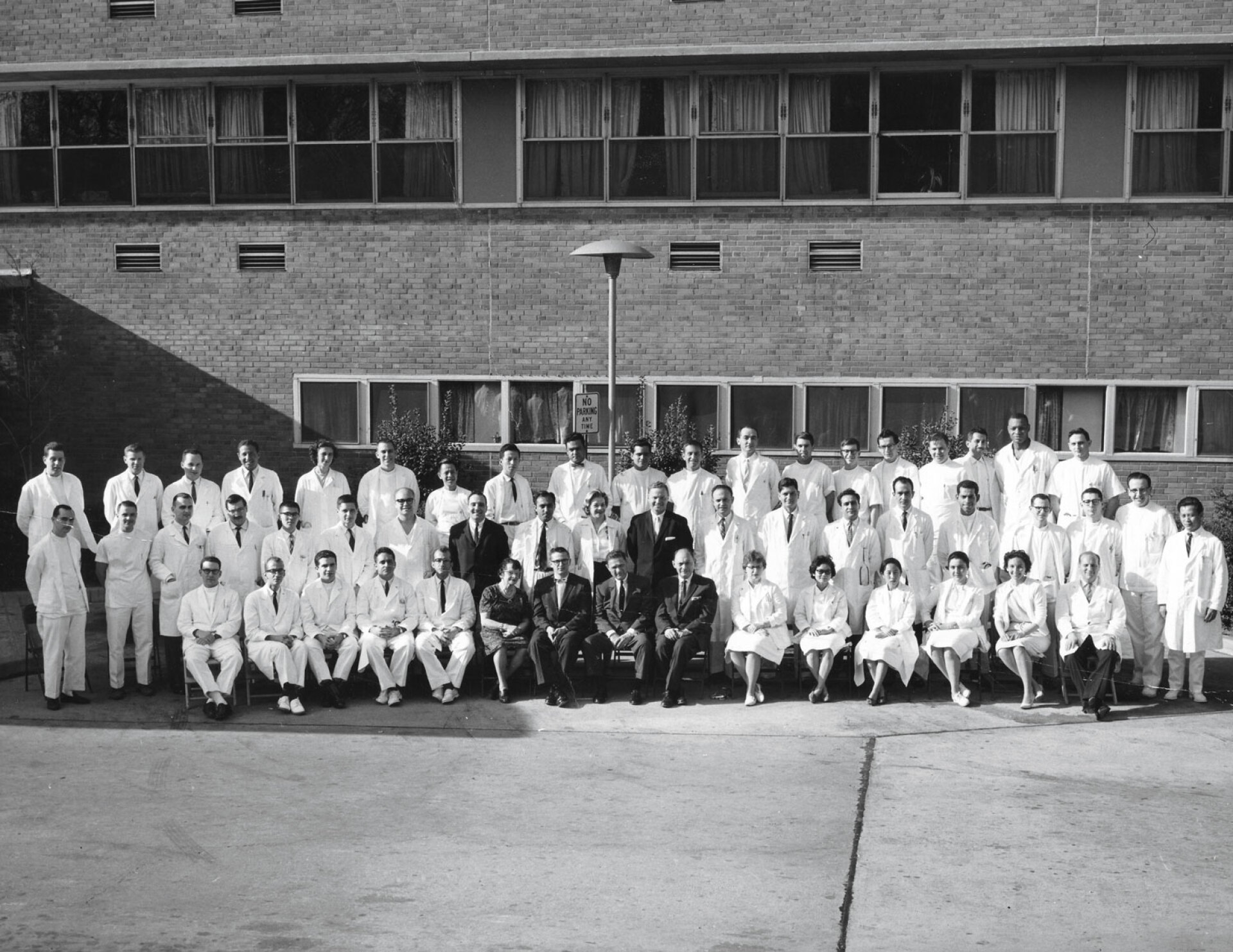 Αναμνηστική φωτογραφία από τα χρόνια της  εκπαίδευσής της στην Αμερική | Η Αικατερίνη Δάκου Βουτετάκη κάθεται τρίτη από δεξιά