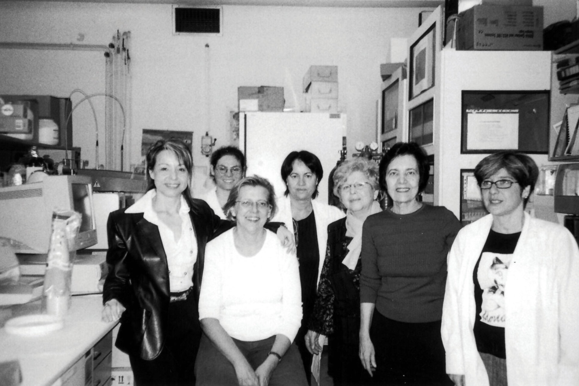 Η Αικατερίνη Δάκου-Βουτετάκη με τις συνεργάτιδές τις, όλες γυναίκες, στον χώρο του Εργαστηρίου Ενδοκρινολογίας στο Χωρέμειο