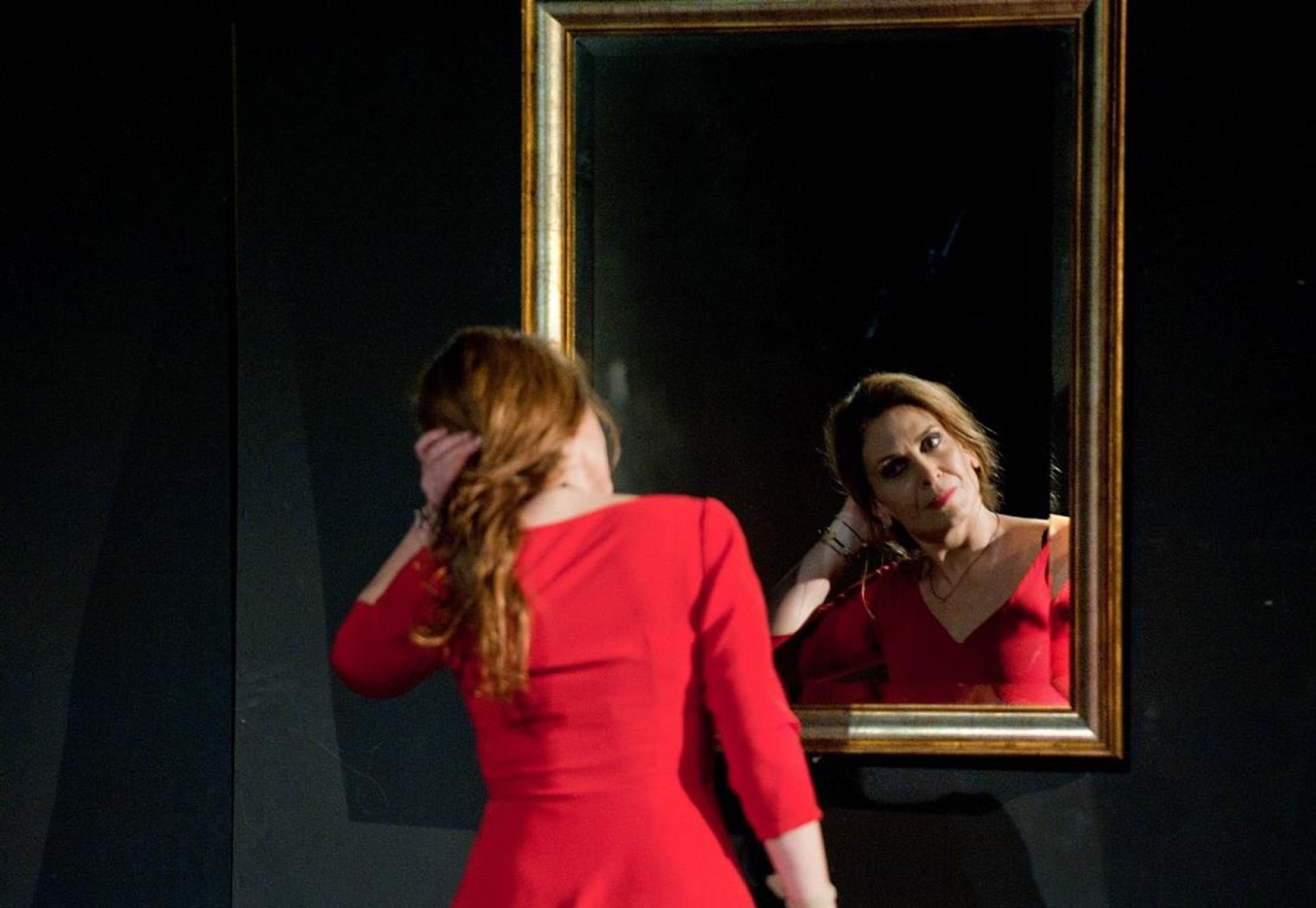 «Η πόρνη από πάνω», Νέος Ακάδημος