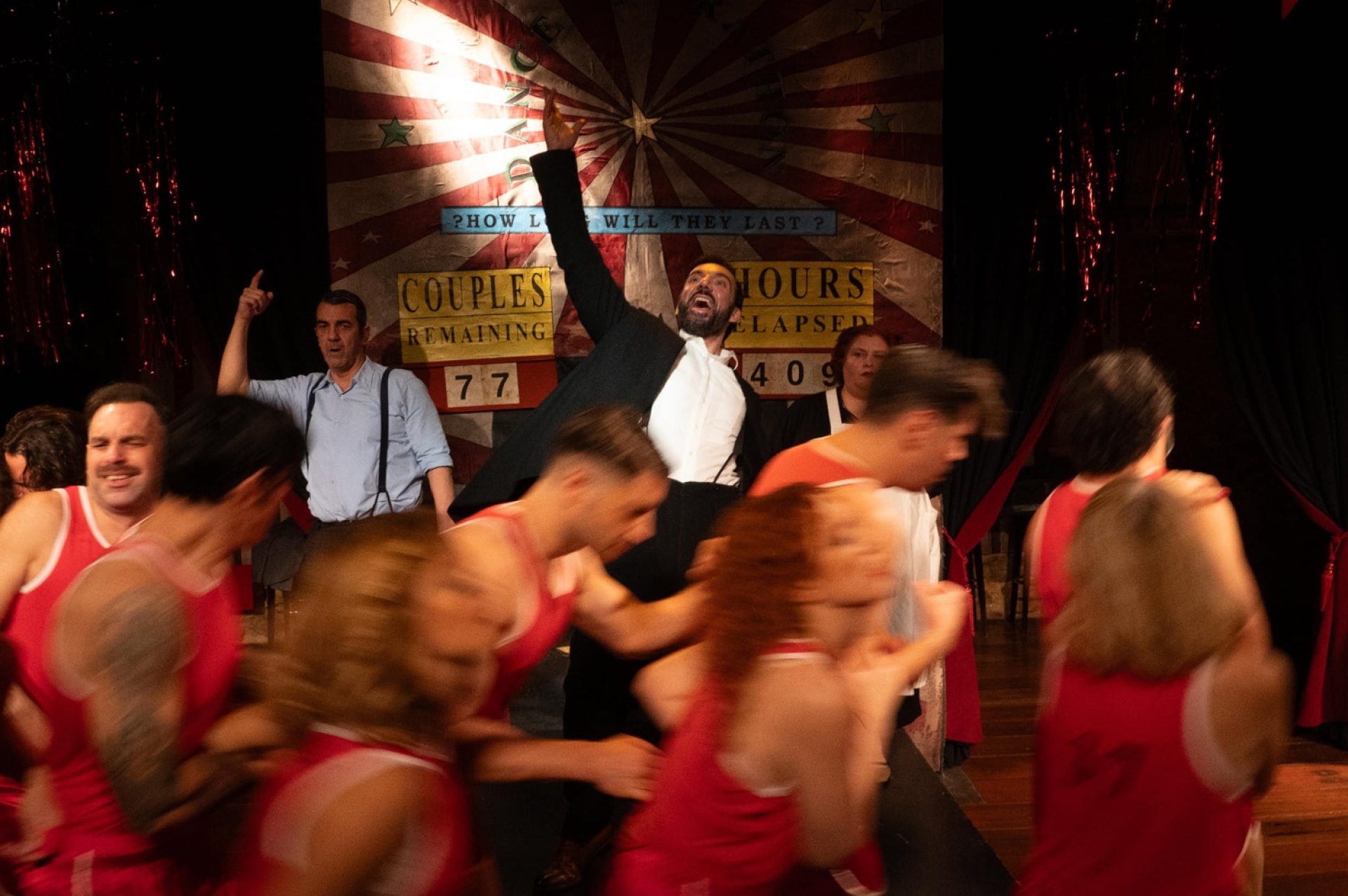 «Σκοτώνουν τα άλογα όταν γεράσουν», θέατρο Εν Αθήναις