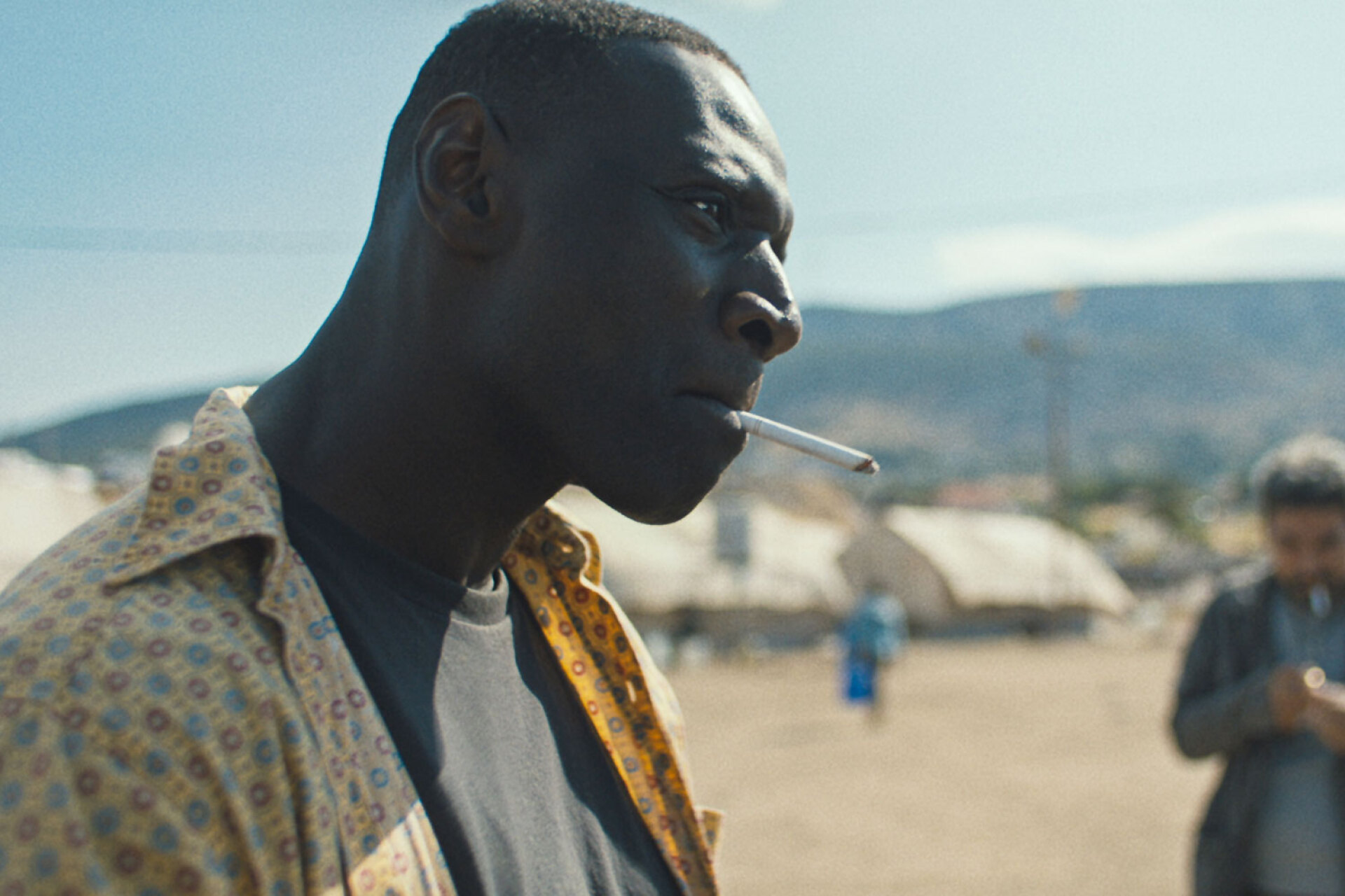 Ο Ομάρ Σι υποδύεται τον διακινητή 