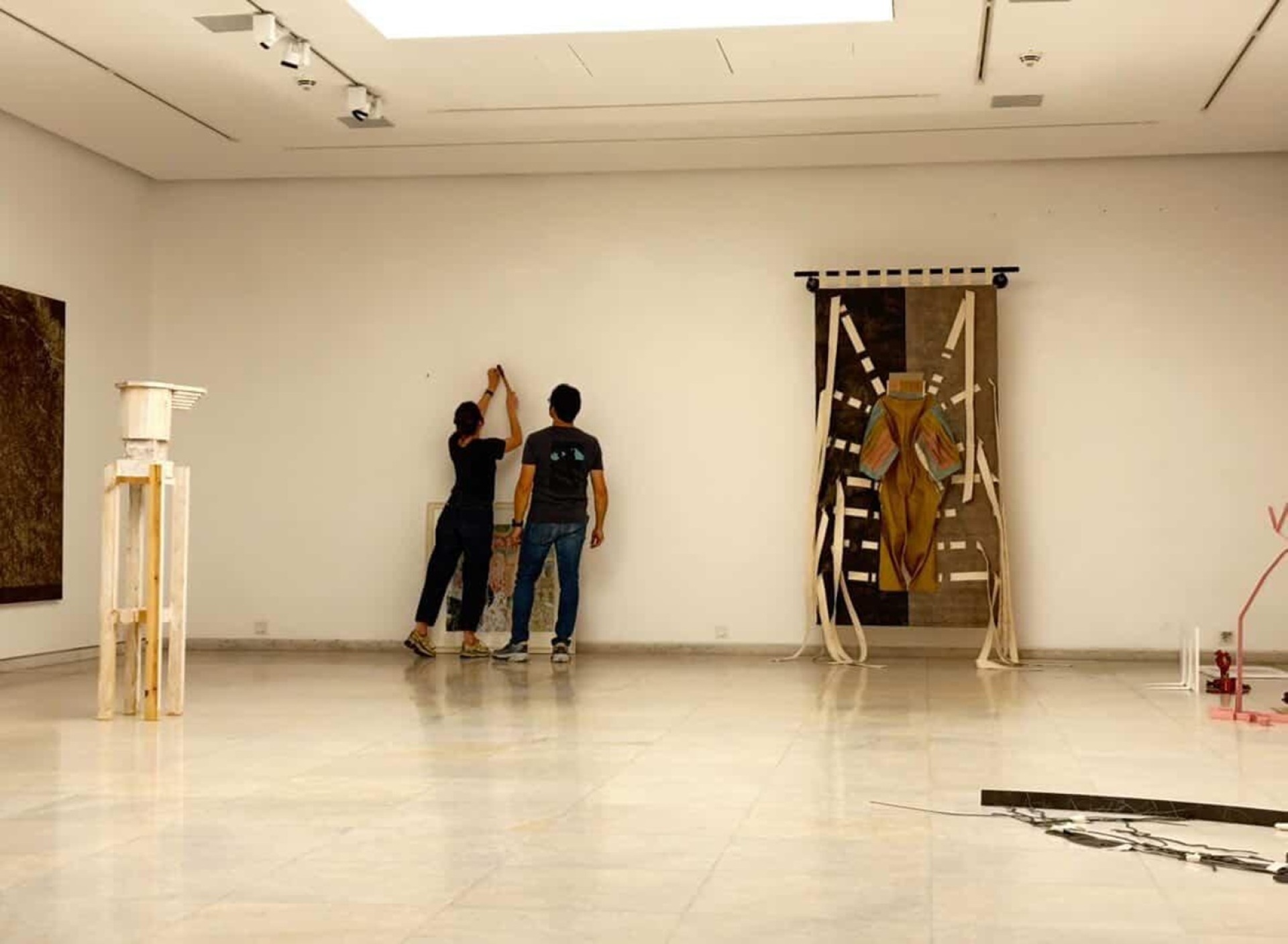 Από το στήσιμο της έκθεσης Masking στην Γκαλερί Ζουμπουλάκη