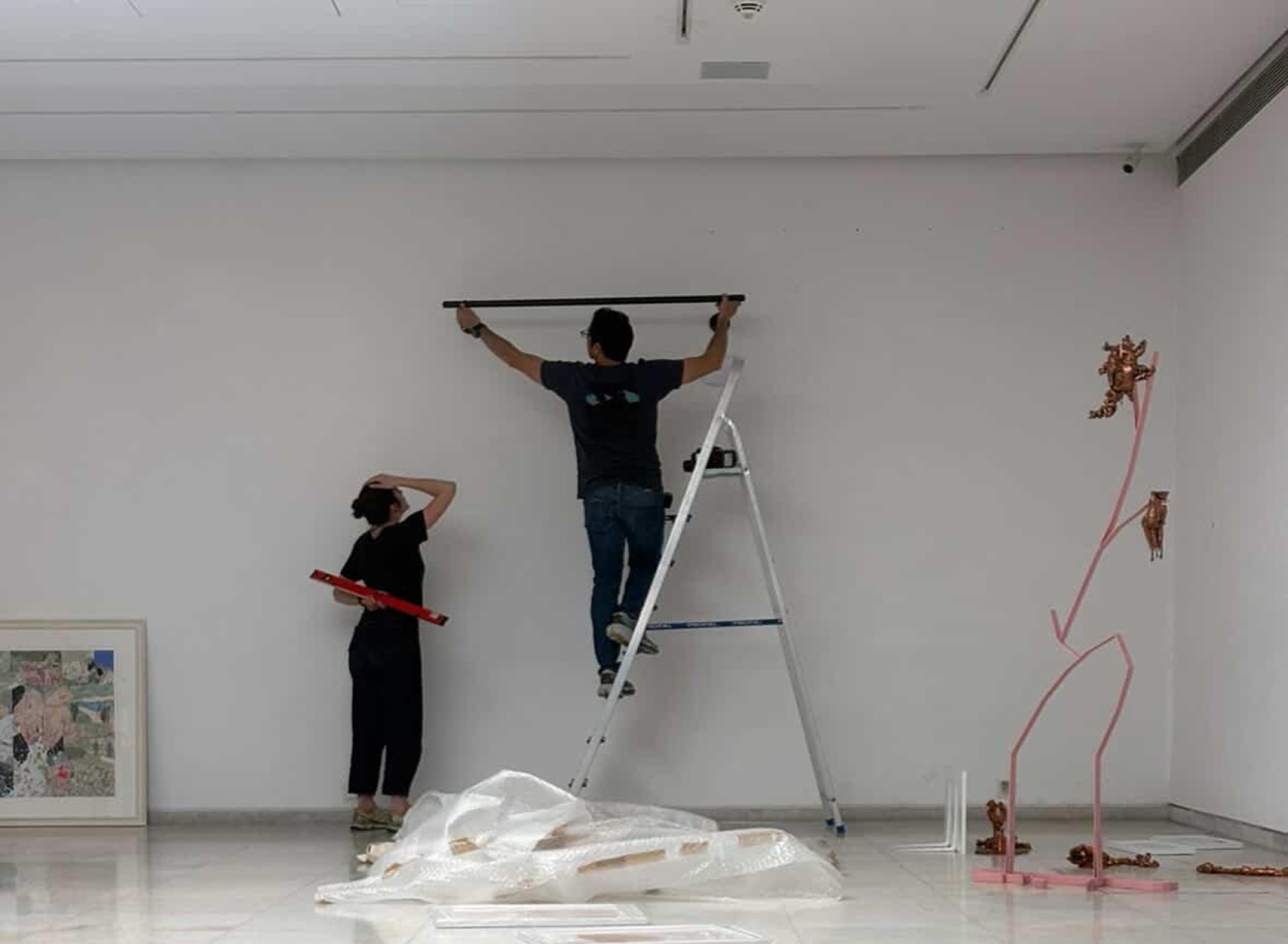 Από το στήσιμο της έκθεσης Masking στην Γκαλερί Ζουμπουλάκη