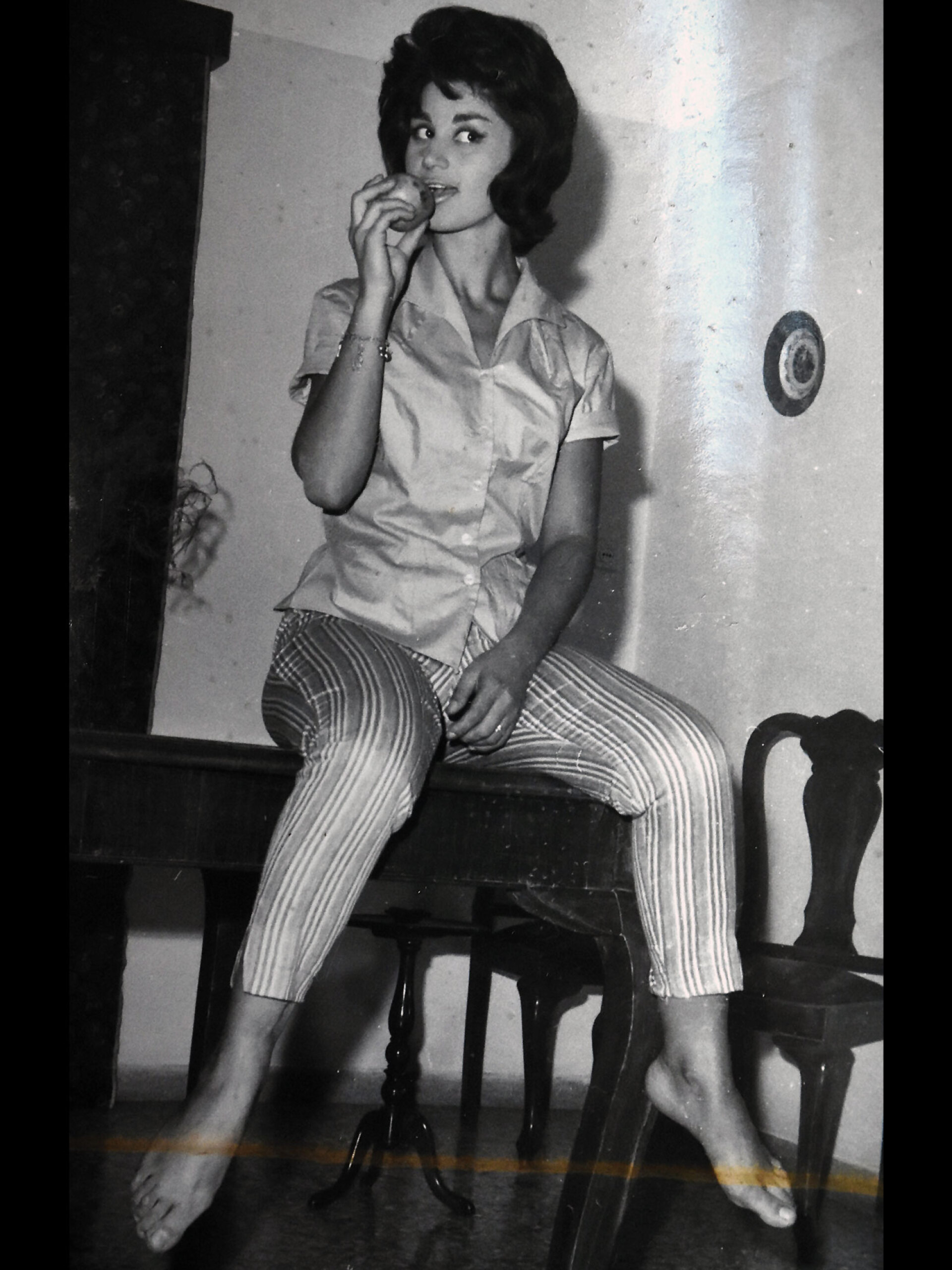 Νέλλη Παππά | Ποζάραντας ανέμελη στο σαλόνι του σπιτιού της 