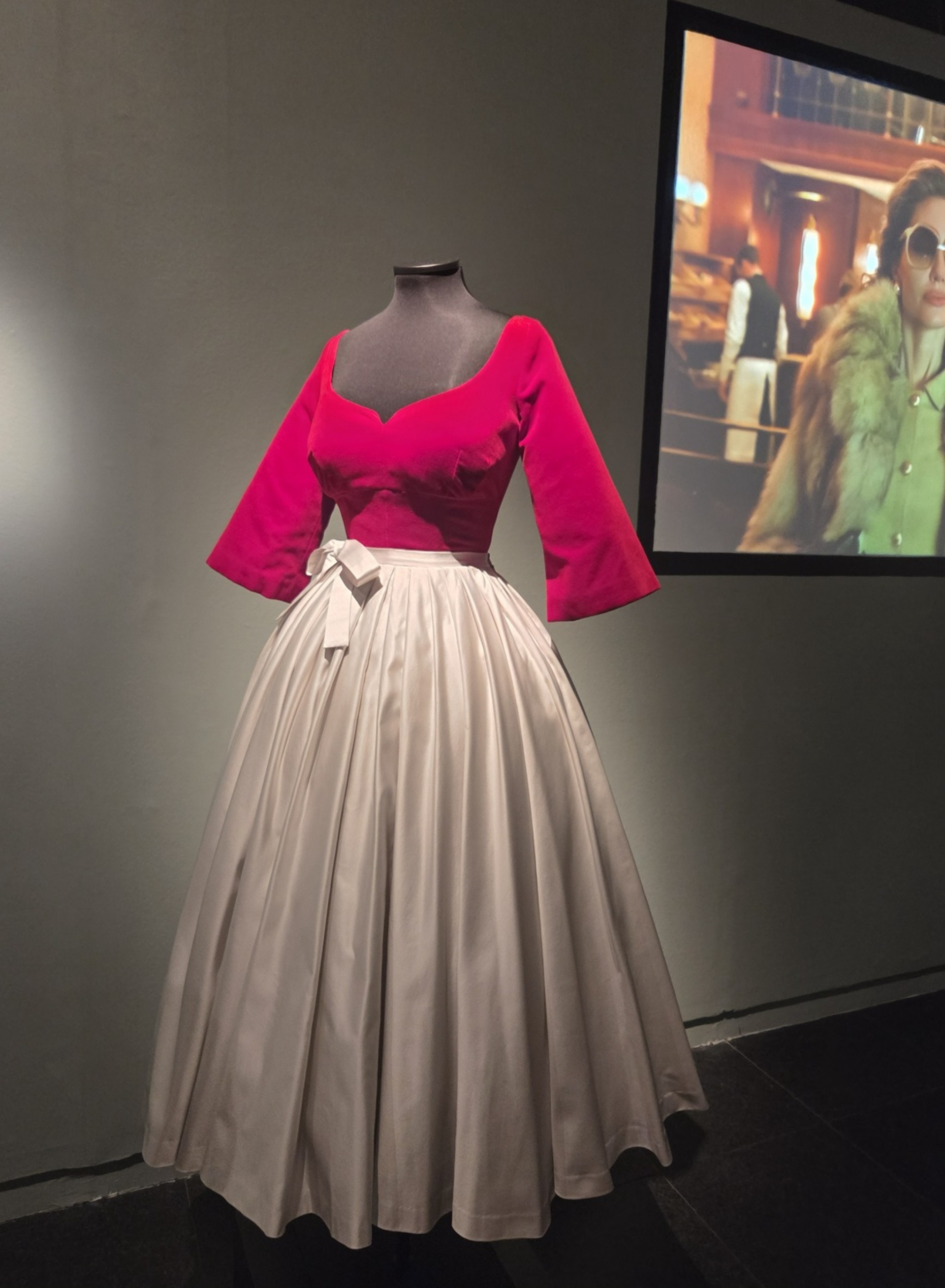 Άποψη της έκθεσης «Maria La Callas- Η ιταλική τέχνη των κοστουμιών της ταινίας»