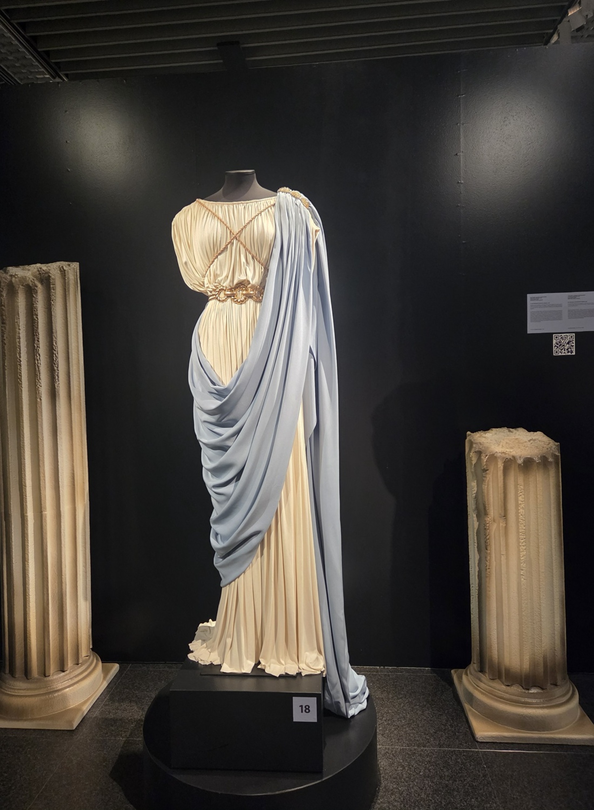 Άποψη της έκθεσης «Maria La Callas- Η ιταλική τέχνη των κοστουμιών της ταινίας»