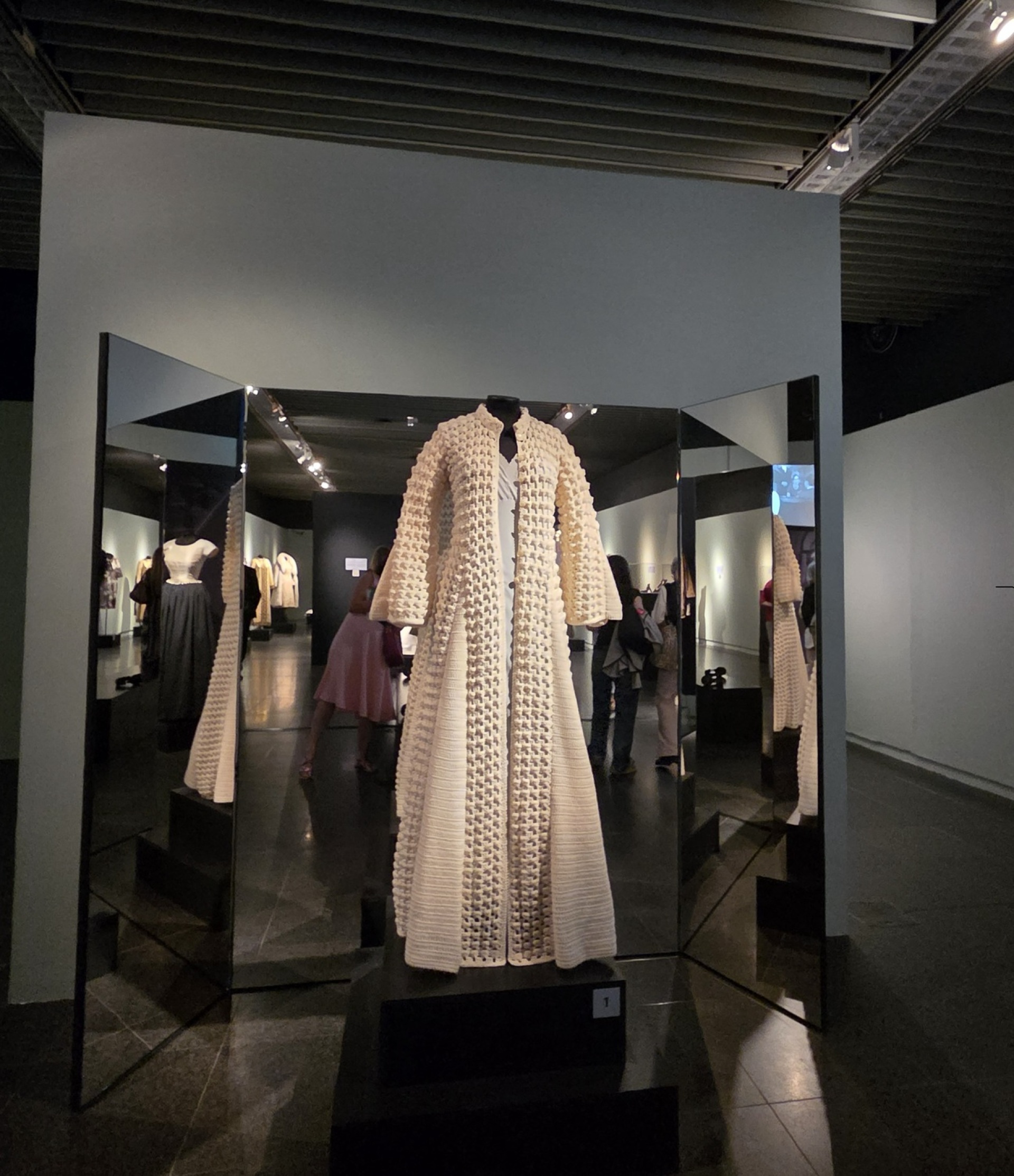 Άποψη της έκθεσης «Maria La Callas- Η ιταλική τέχνη των κοστουμιών της ταινίας»