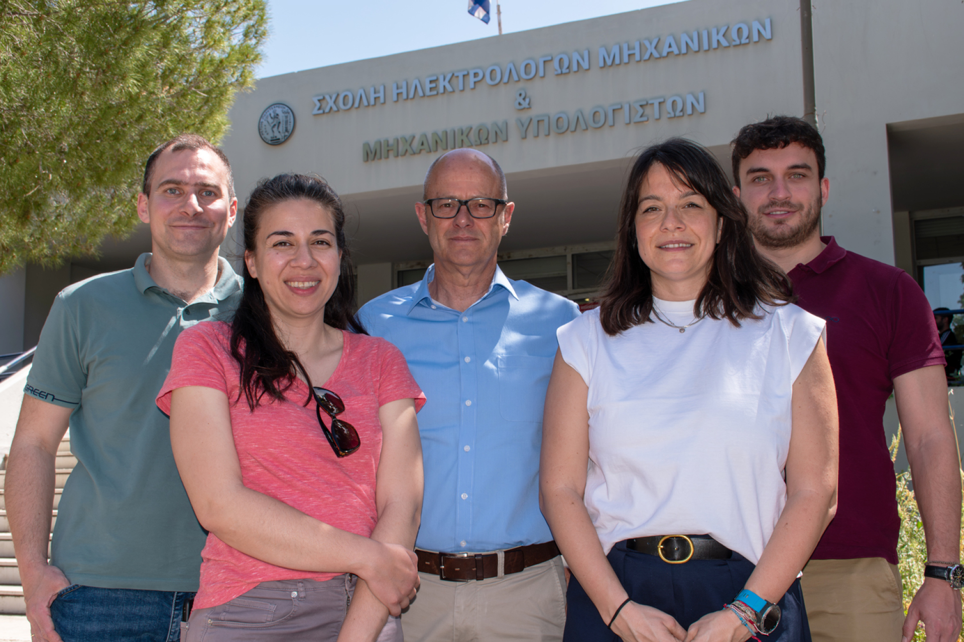 Δημήτριος Ασκούνης Καθηγητής Σχολής Ηλεκτρολόγων Μηχανικών & Μηχανικών Υπολογιστών - ΣΗΜΜΥ ΕΜΠ, Δ/ντής Έργου (στο κέντρο στη φωτογραφία) | Δρ. Παναγιώτης Κοκκινάκος, Υπεύθυνος Έργου (πίσω αριστερά στη φωτογραφία) | Δρ. Μαρία Π. Φλουρή Εργαστηριακό Διδακτικό Προσωπικό - ΕΔΙΠ ΣΗΜΜΥ ΕΜΠ, Μέλος ομάδας Έργου (μπροστά δεξιά στη φωτογραφία) | Δρ. Μάρω Μπαφαλούκου, Μέλος ομάδας Έργου (μπροστά αριστερά στη φωτογραφία) | Κωνσταντίνος Αλεξάκης, Υποψήφιος Διδάκτωρ ΣΗΜΜΥ ΕΜΠ, Μέλος ομάδας Έργου (πίσω δεξιά σ