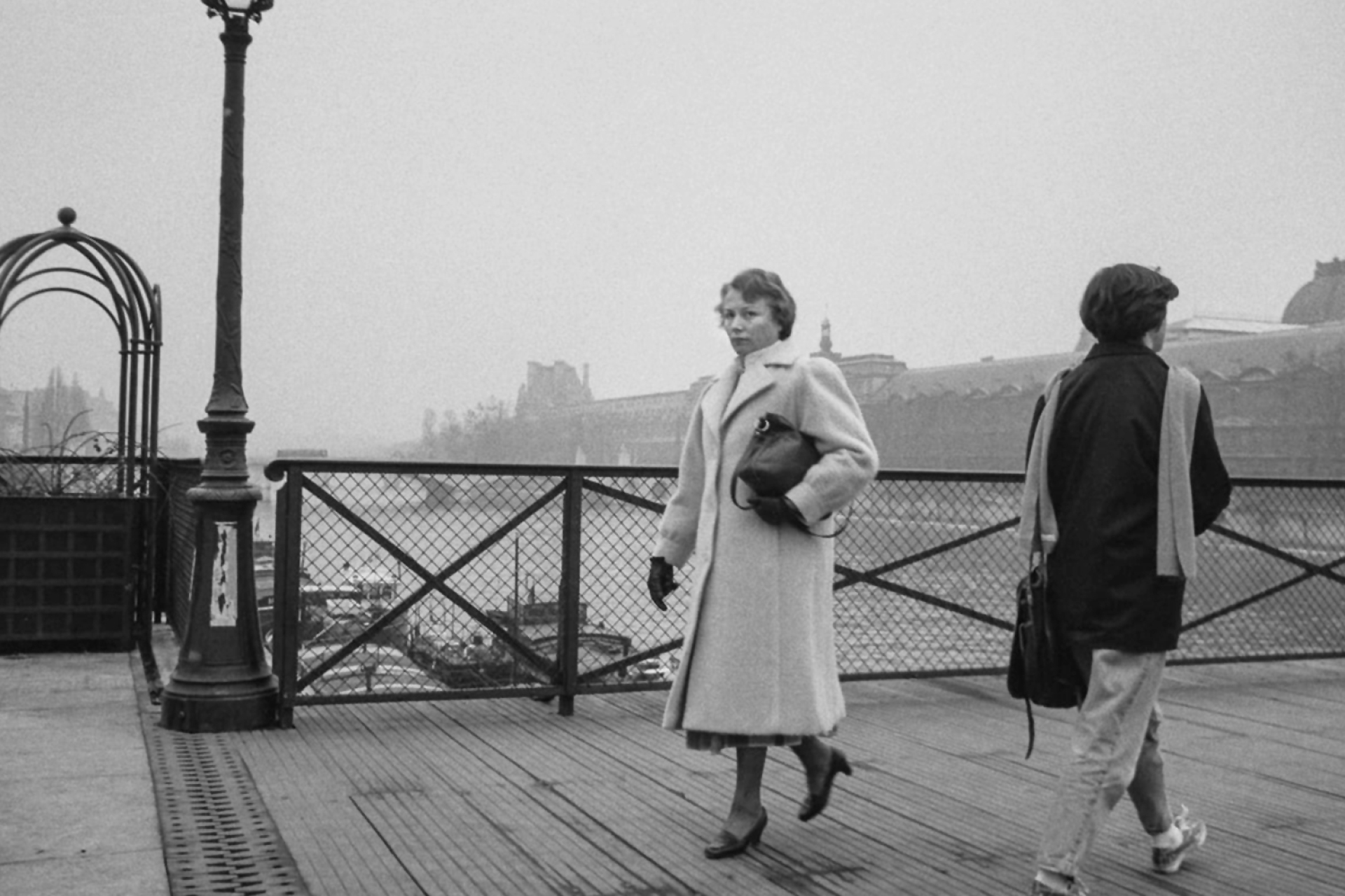 Η πεζογέφυρα Pont des Arts, σημαίνει Γέφυρα των Τεχνών, έγινε γνωστή σε όλον τον κόσμο για τα «λουκέτα της αγάπης» | Παρίσι, 1986