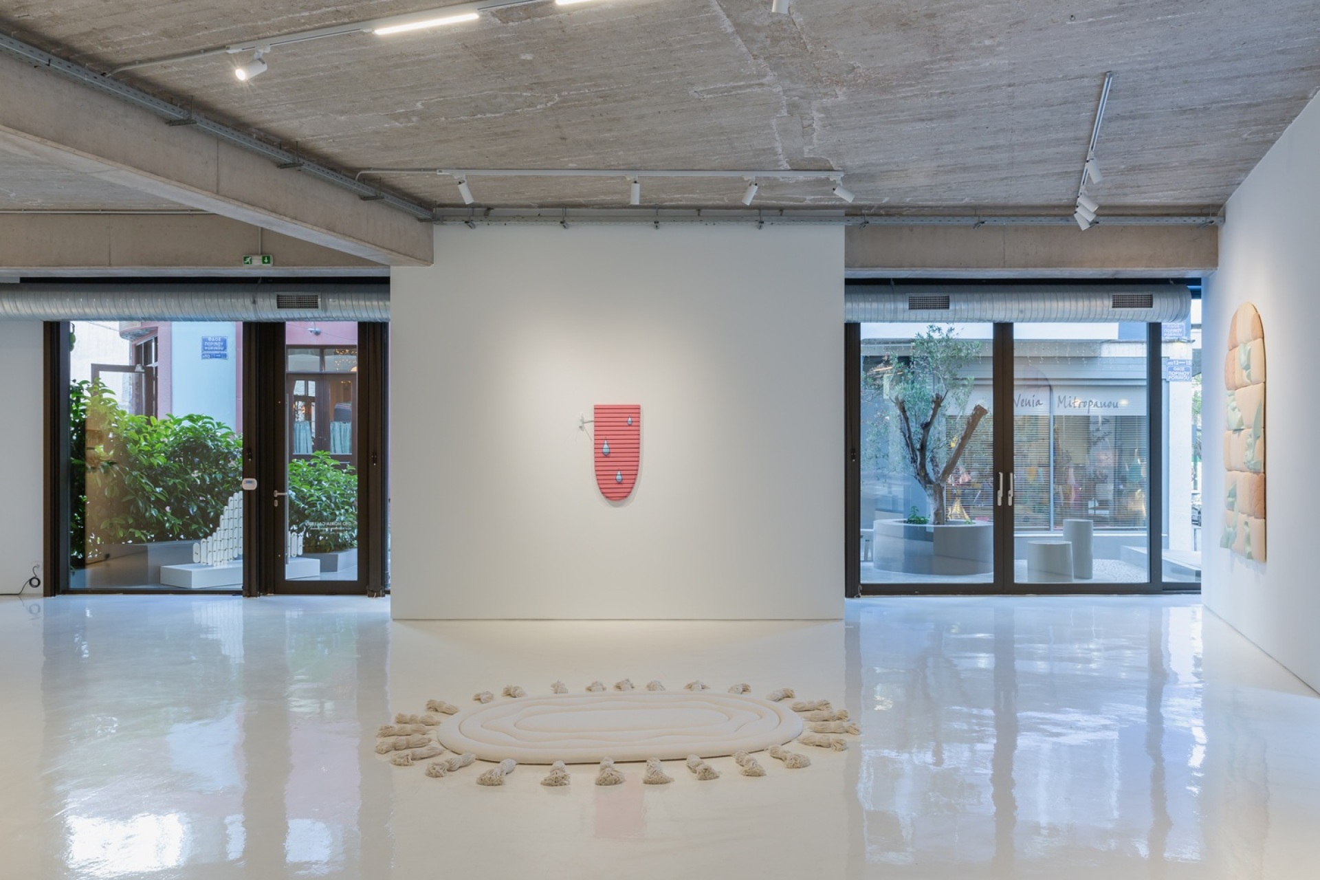 Άποψη της έκθεσης «Ally Rosenberg/ Muscle Memory», Γκαλερί Δυο Χωριά
