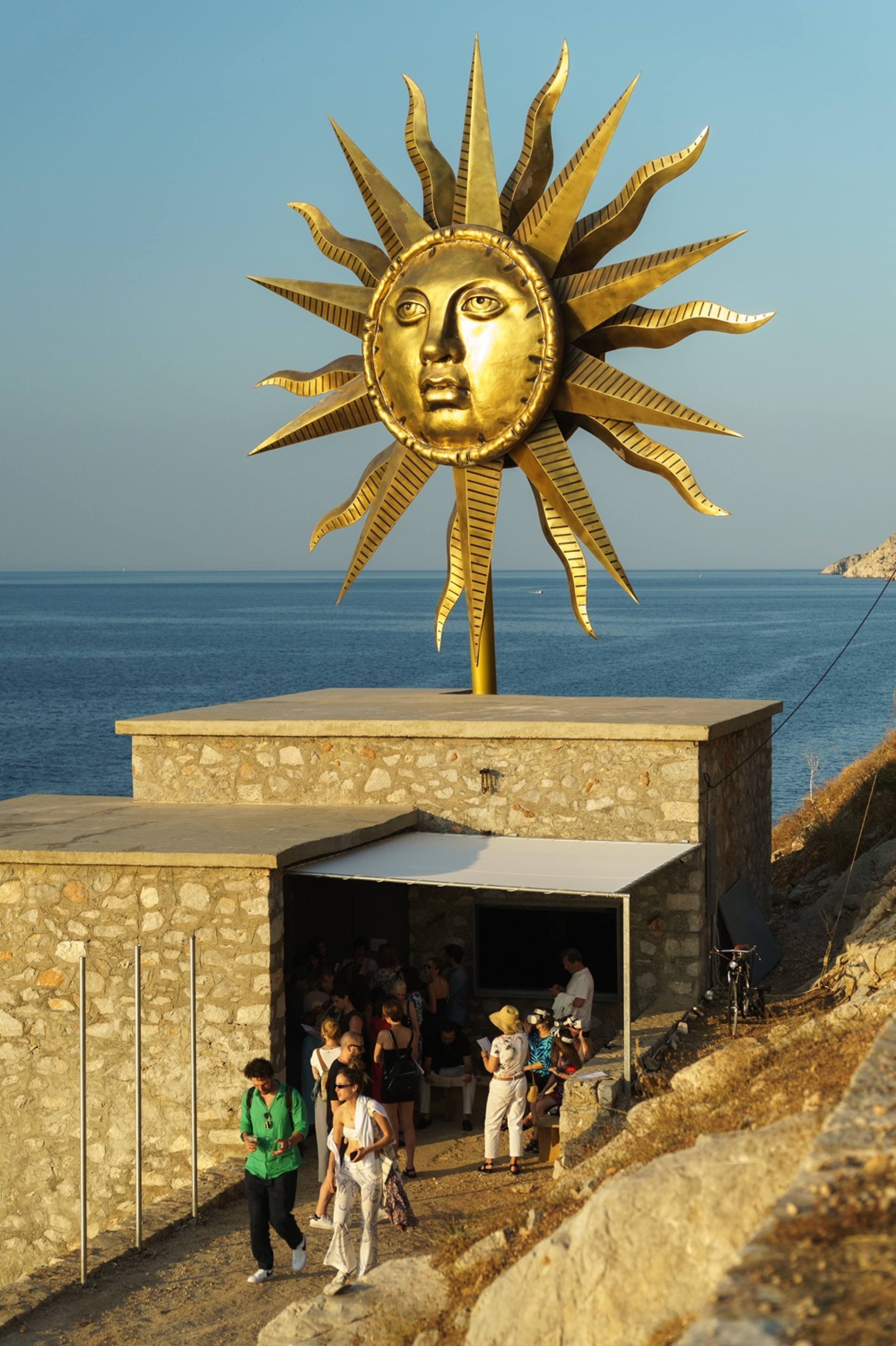  Jeff Koons, Apollo Wind Spinner, 2020–2022 © Jeff Koons, DESTE Foundation Project Space, Σφαγεία, Ύδρα © Γιώργος Σκορδάρας