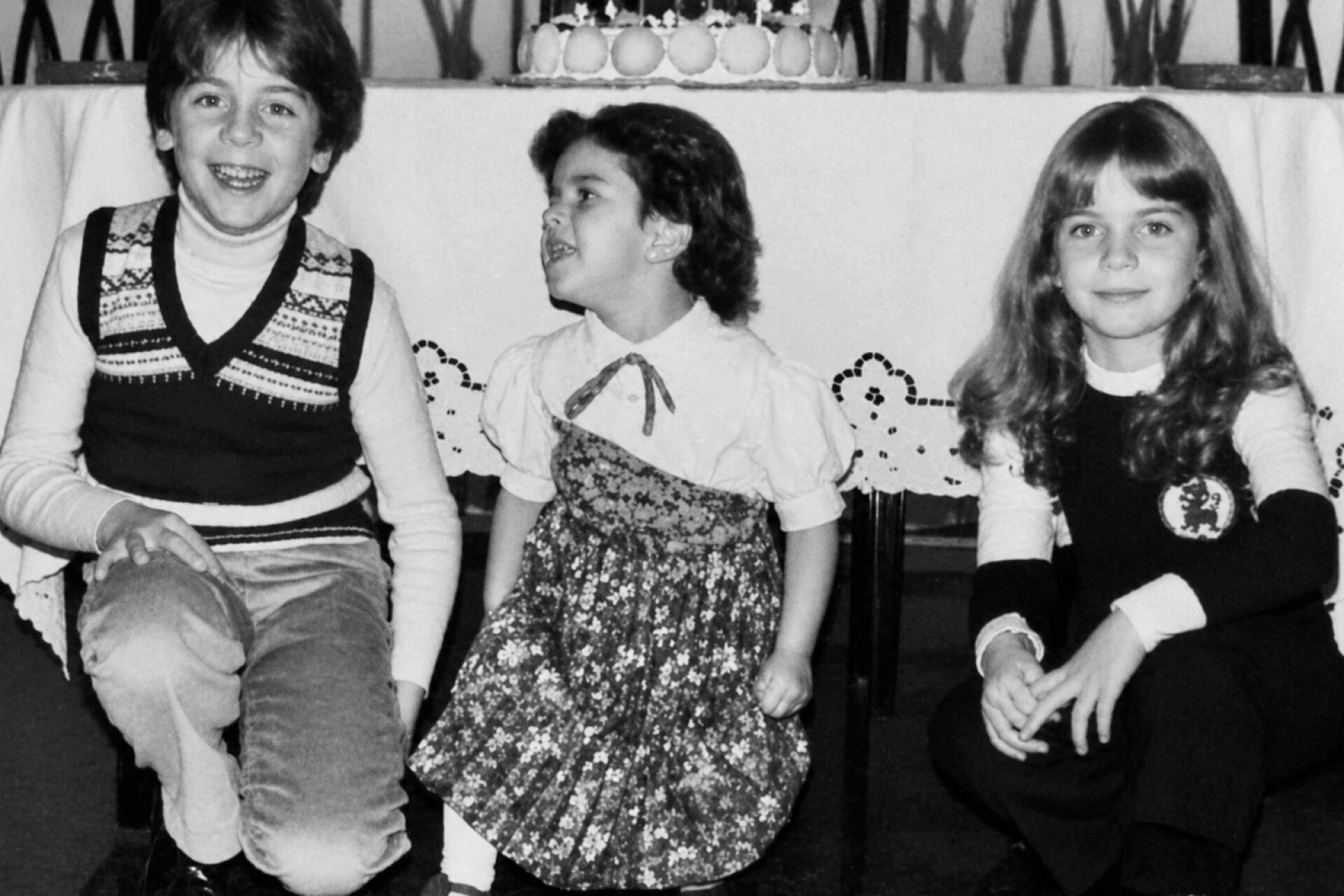 Ο Γιώργος Μαζωνάκης με τις αδελφές του, Μαρία και Βάσω, στον Πειραιά, το 1982 | Φωτογραφία από τη στήλη «Back to the Future» της ATHENS VOICE