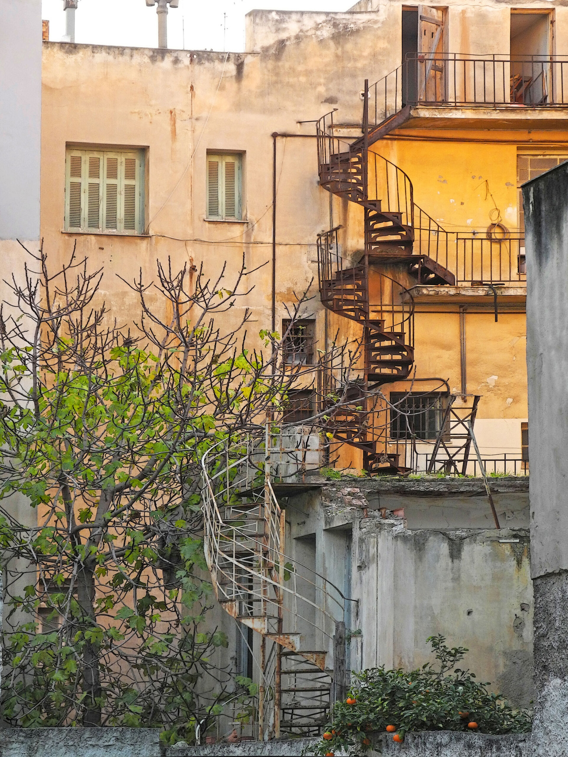 Οι παλιές σκάλες υπηρεσίας της Αθήνας