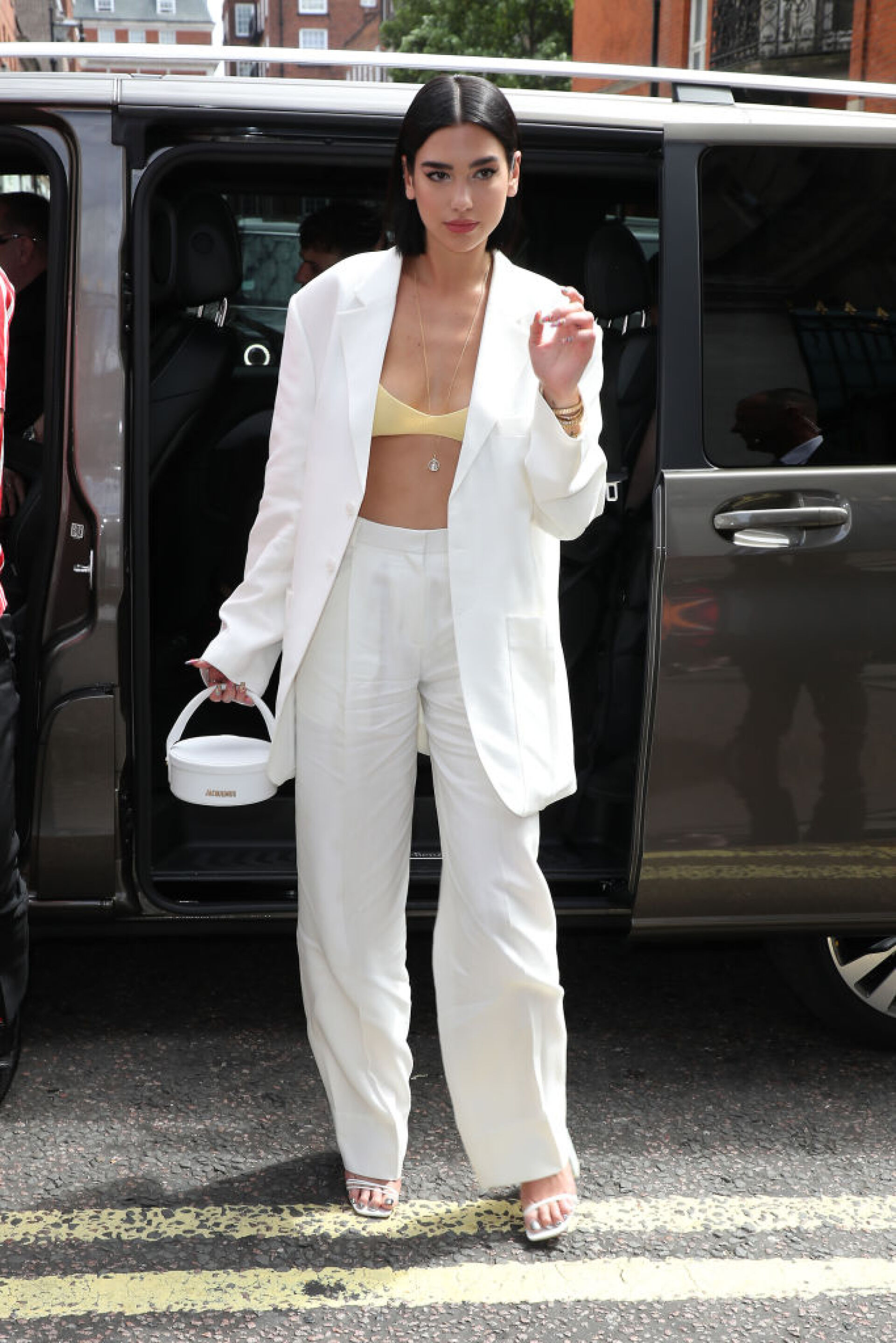 Ντούα Λίπα (Dua Lipa): Η ιστορία του κοριτσιού από την Πρίστινα που κάνει διαπλανητική καριέρα, υπερασπίζεται τη γυναικεία ενδυνάμωση και την κοινωνική ισότητα. 