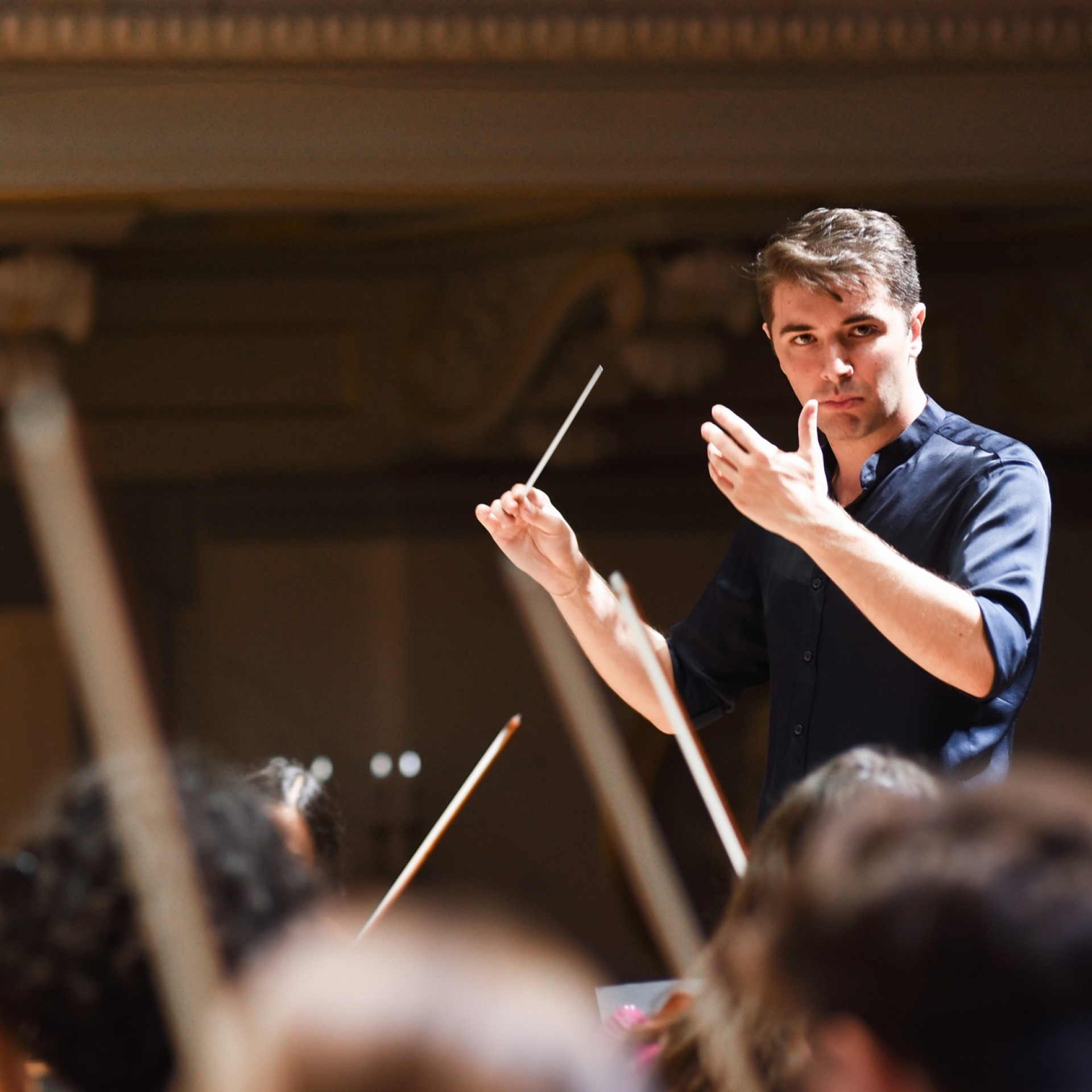 Ο Διονύσης Γραμμένος διευθύνει την Καμεράτα-Ορχήστρα των Φίλων της Μουσικής σε μια μοναδική βραδιά στο Μέγαρο