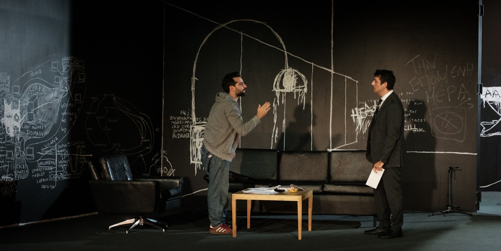 Ο Κωνσταντίνος Μπιμπής και ο Μιχάλης Οικονόμου στον Εχθρό του λαού του Οστενμάιερ