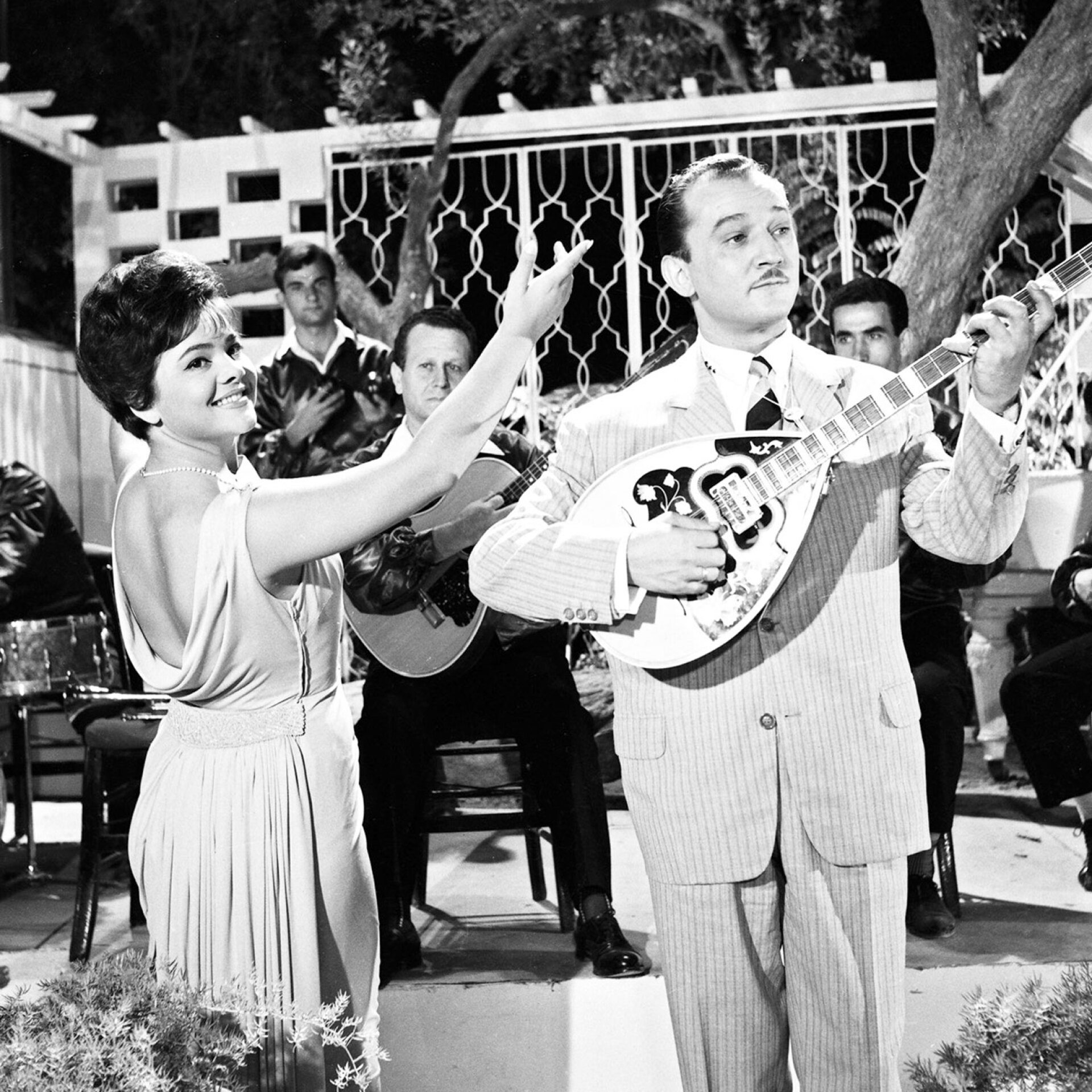 Μαίρη Λίντα, Μανώλης Χιώτης