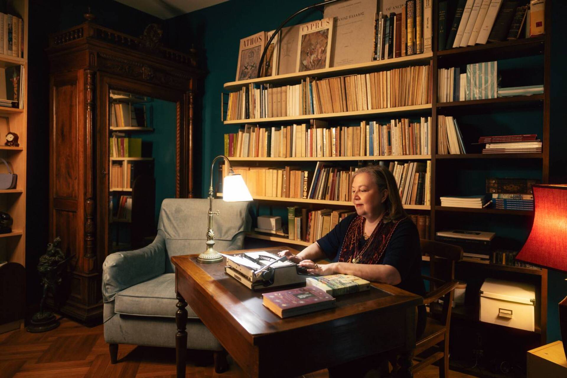 Η Σοφία Ε. Πελοποννησίου στο ανακαινισμένο γραφείο του Άγγελου Κατακουζηνού στην οικεία Κατακουζηνού