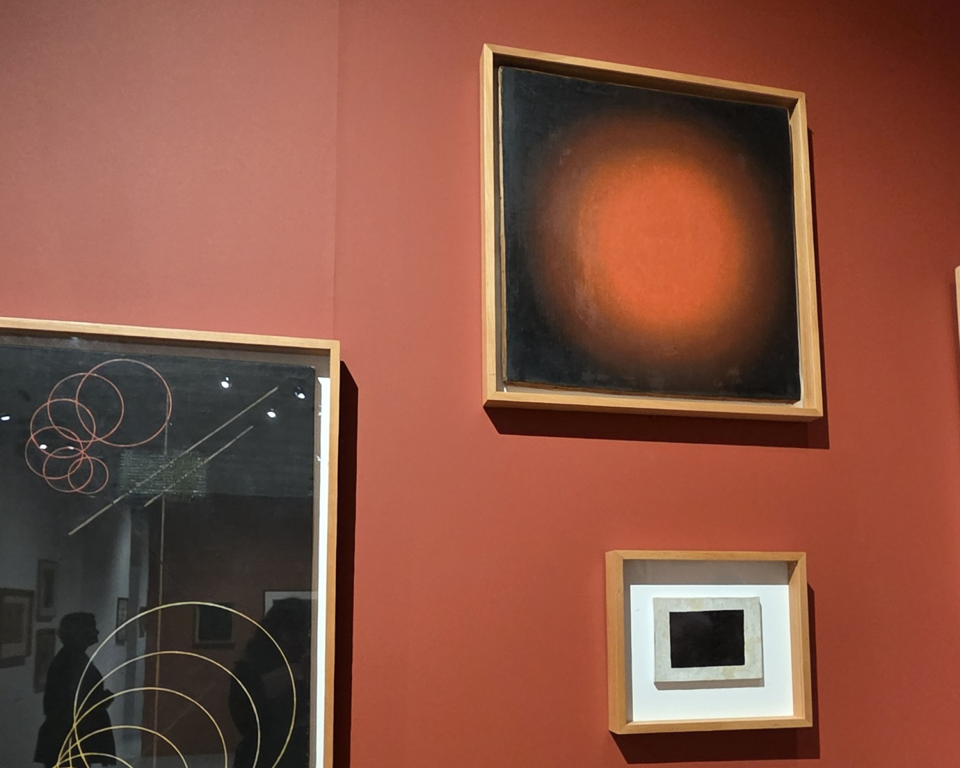 (Πάνω) Ιβάν Κλιούν, Κόκκινο φως- σφαιρική κατασκευή- (Κάτω) Καζιμίρ Μαλέβιτς, Μαύρο Ορθογώνιο (1915)