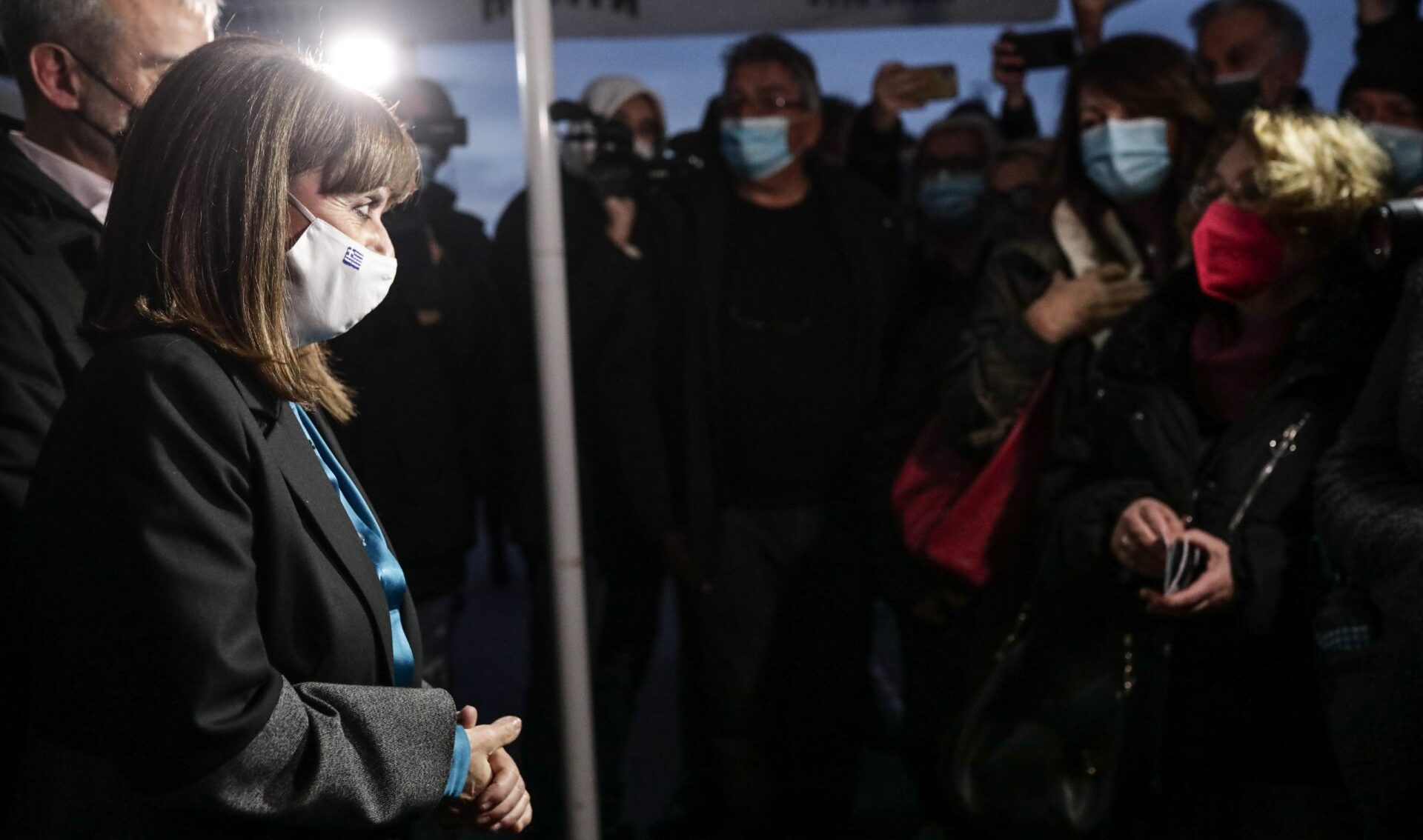 Η Κ. Σακελλαροπούλου επισκέπτεται το Κινητό Εμβολιαστικό Κέντρο στην Πλατεία Αριστοτέλους