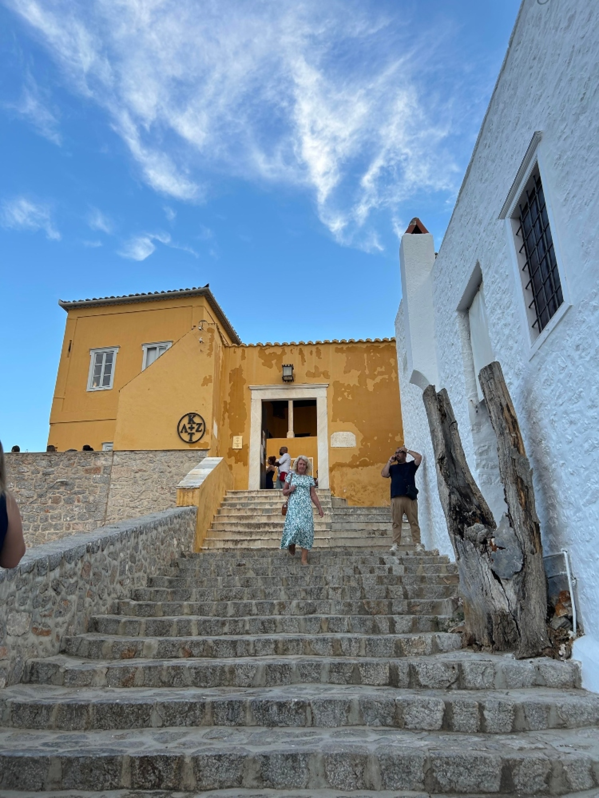 Ανεβαίνοντας τη μεγάλη σκάλα για την Ιστορική Οικία Κουντουριώτη