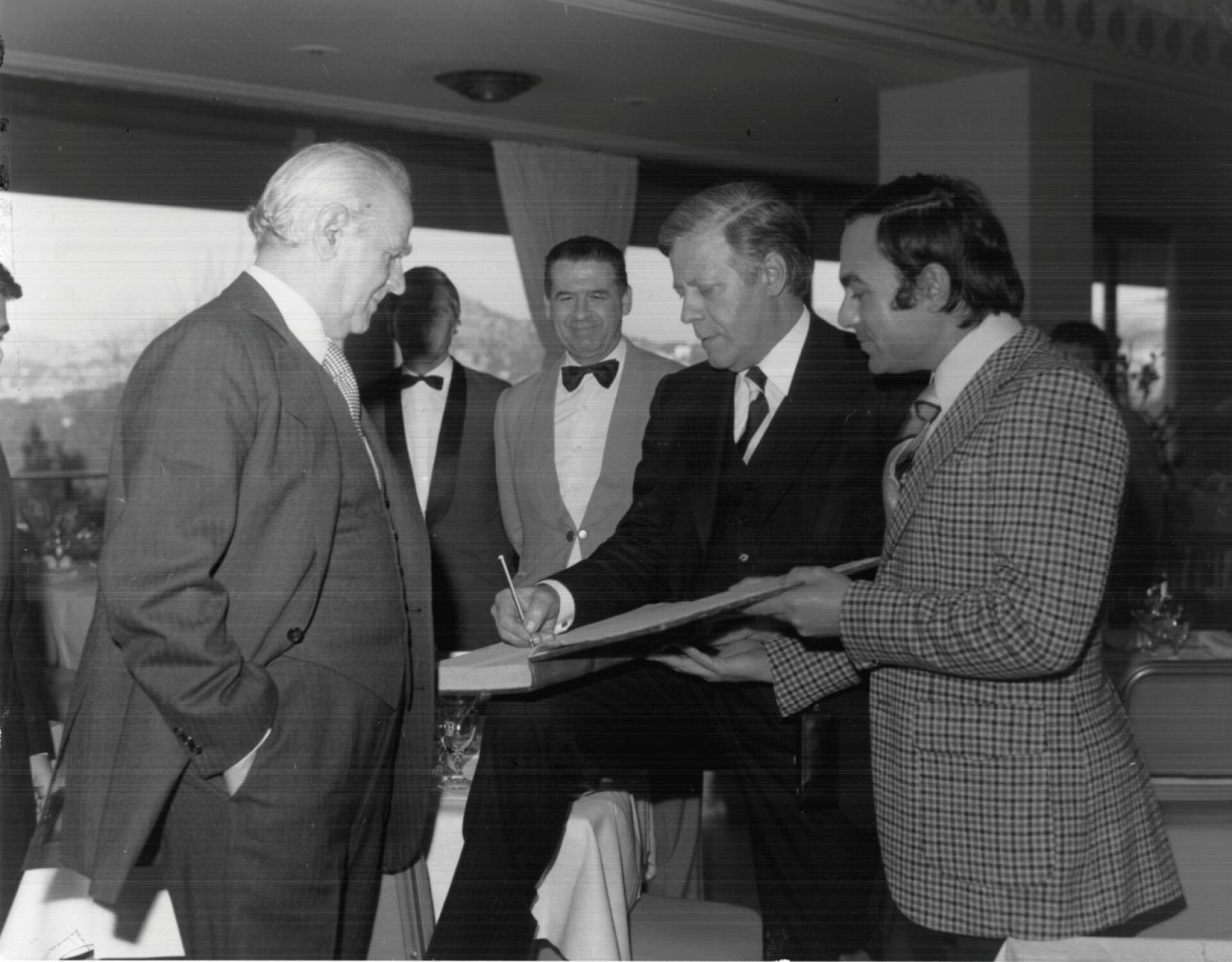 Ο τότε Καγκελάριος της Δυτικής Γερμανίας Χέλμουτ Σμιτ, συνοδευόμενος από τον Έλληνα Πρωθυπουργό Κων/νο Καραμανλή.