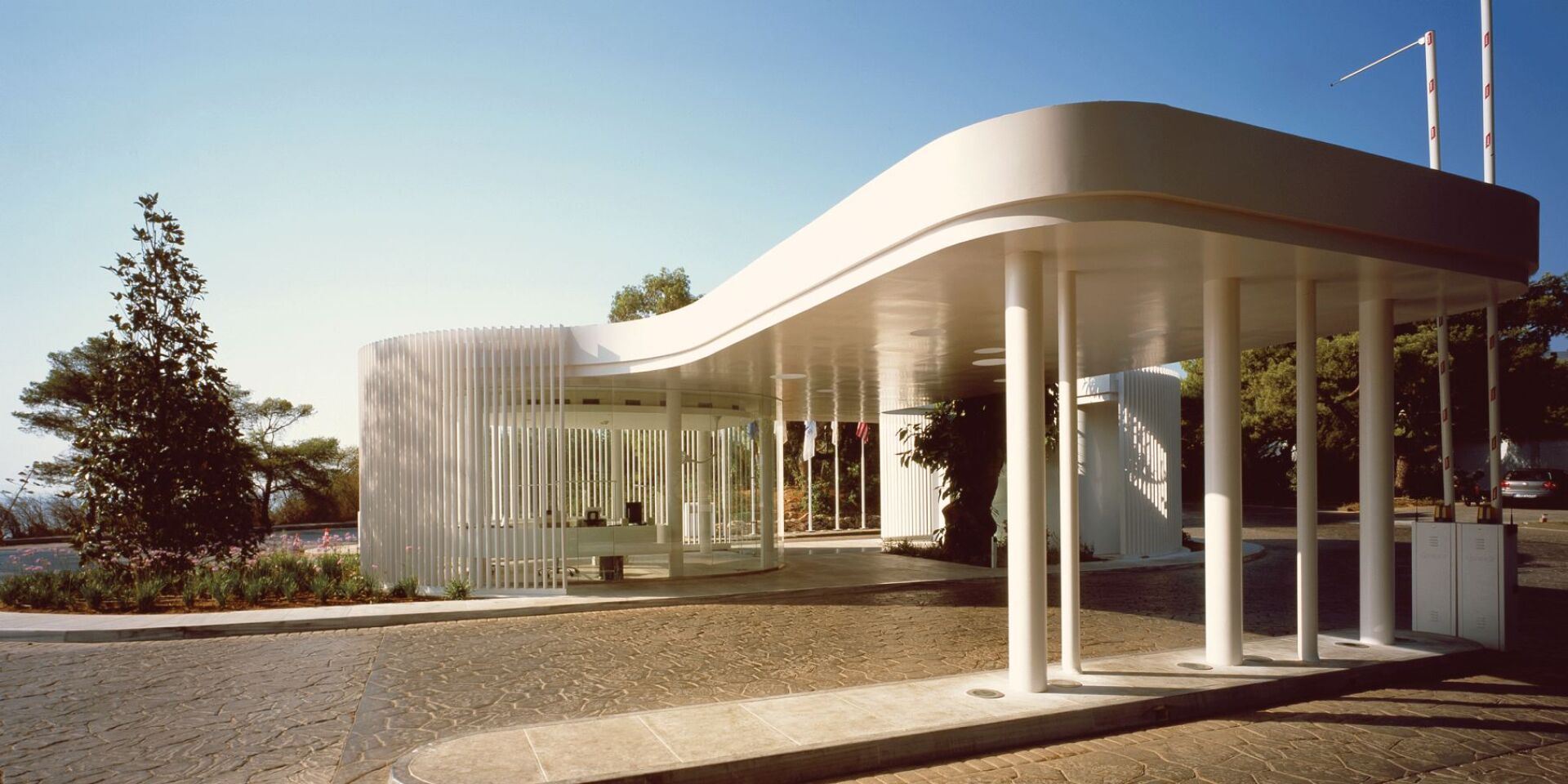 Η καινούργια, επιβλητική πύλη του ξενοδοχειακού συγκροτήματος του Αστέρα, από τις αρχιτέκτονες Ρένα Σακελλαρίδου και Μόρφω Παπανικολάου, με το σχέδιο της οποίας διεκδίκησαν μία θέση στη shortlist του Πρώτου Παγκόσμιου Φεστιβάλ Αρχιτεκτονικής, το 2008, στη