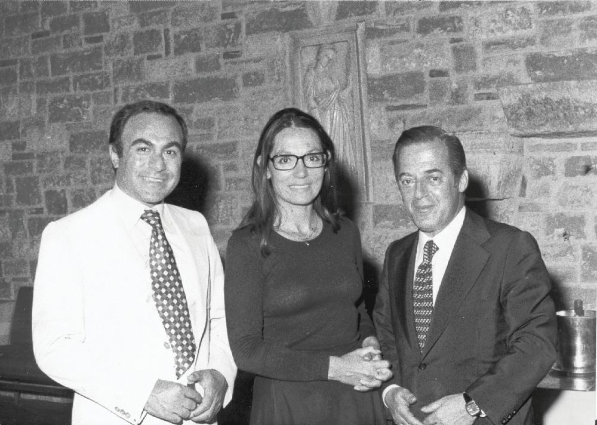 Η Νάνα Μούσχουρη με τα διευθυντικά στελέχη Αντώνη Δημητρακάκη και Χρήστο Στεργιόπουλο