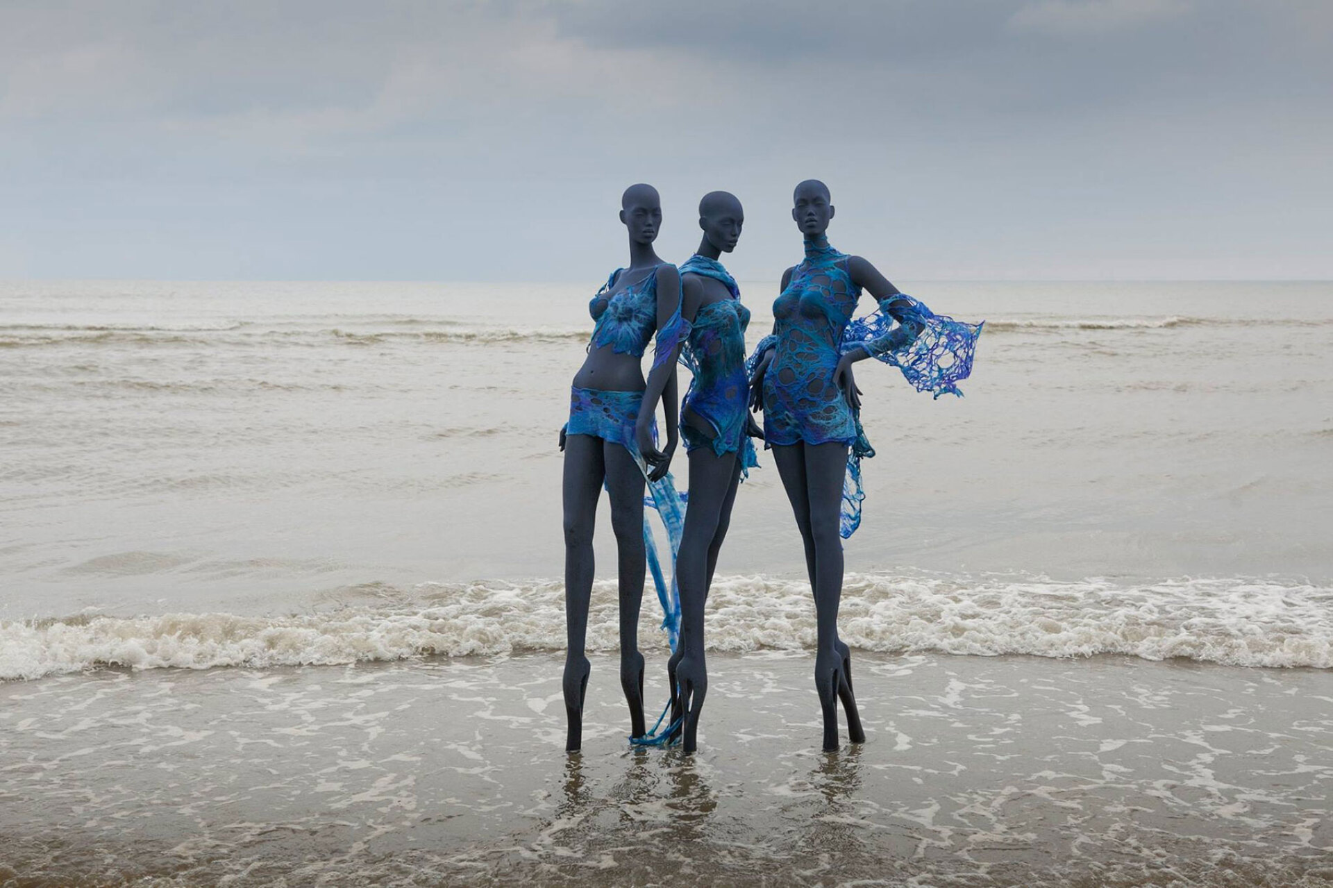 Κούκλες βιτρίνας στημένες σε παραλία