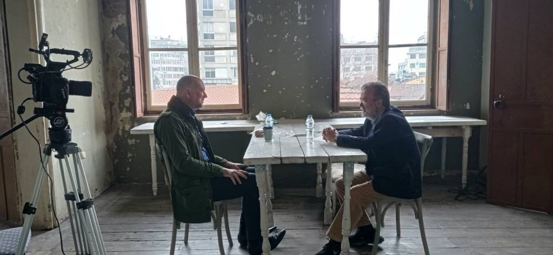 Ο Στάθης Καλύβας στο Μπενσουσάν Χαν της Θεσσαλονίκης με τον ιστορικό Βασίλη Γούναρη