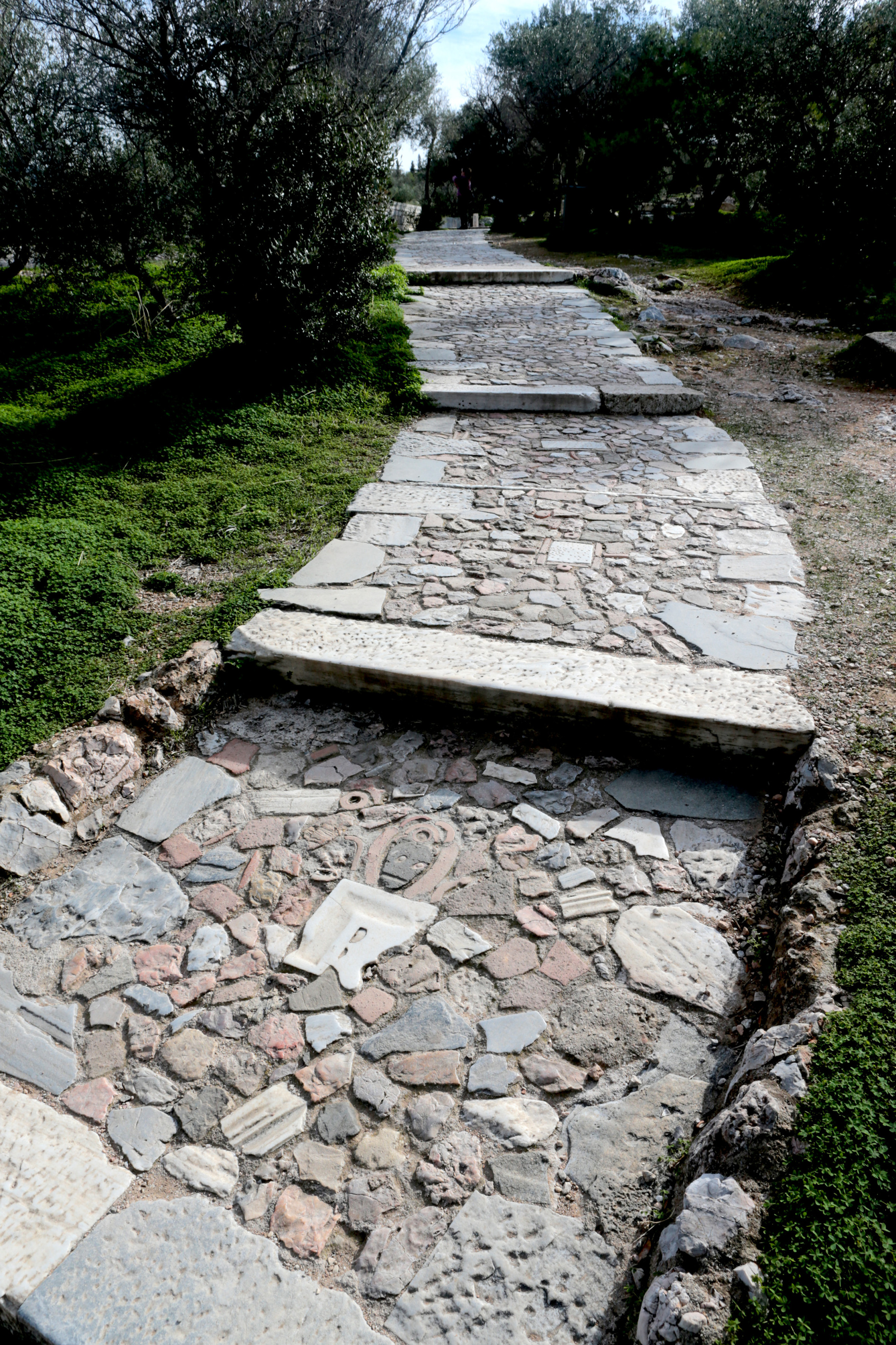 Άποψη από το λιθόστρωτο στον λόφο του Φιλοπάππου ©ΑΠΕ-ΜΠΕ/Παντελής Σαίτας